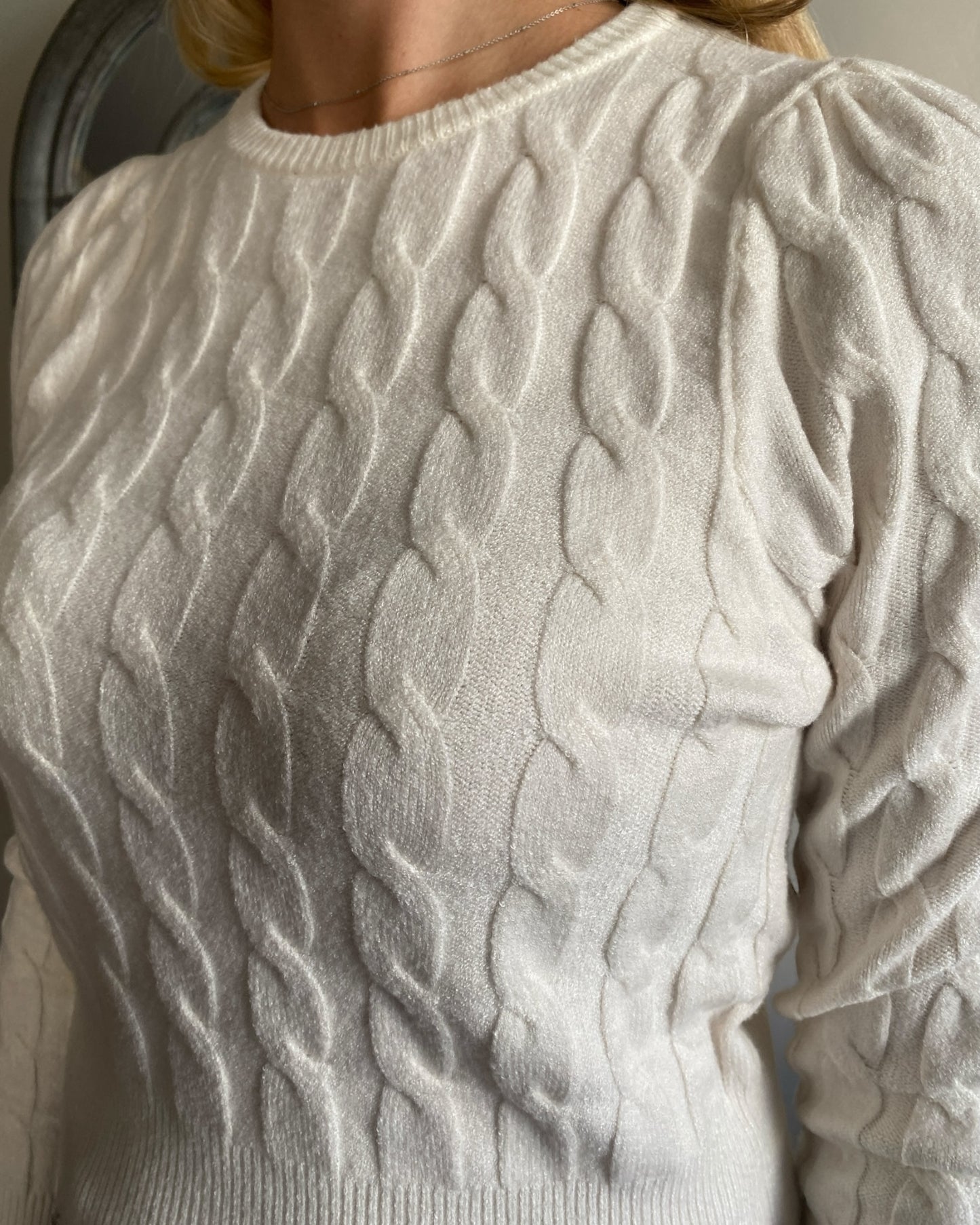 Maglione con trecce e bottone gioiello sul retro art.72187 TENSIONE IN