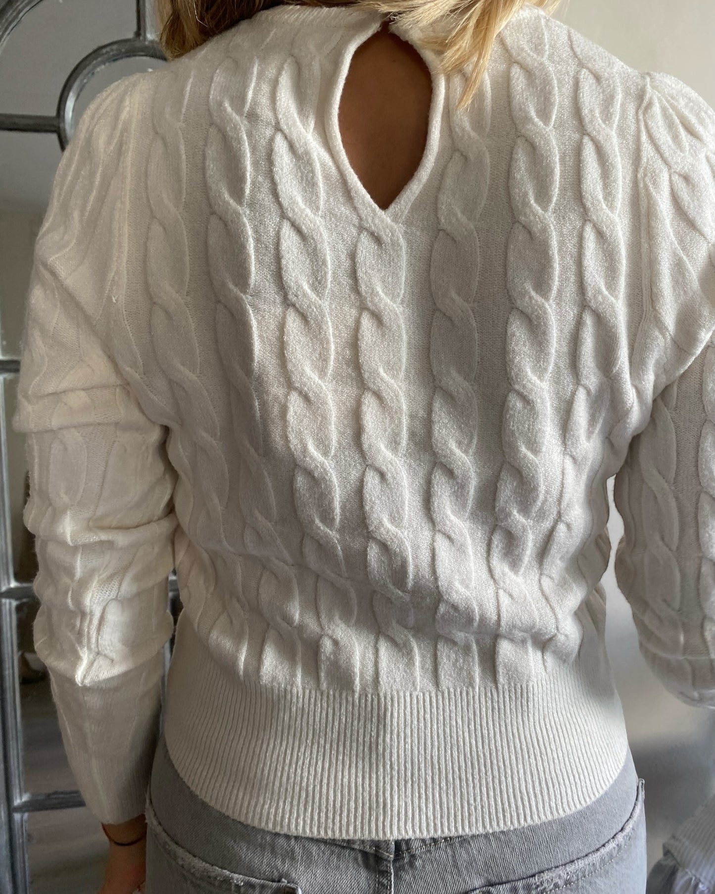 Maglione con trecce e bottone gioiello sul retro art.72187 TENSIONE IN