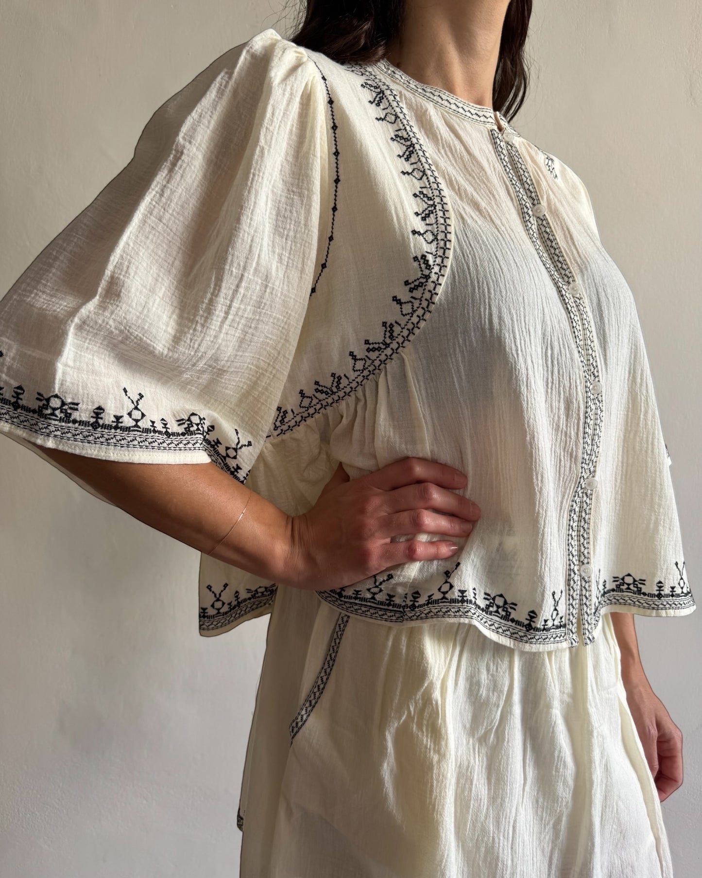 Chemise Melisca panna con ricami neri art. 80504.2 ARTLOVE