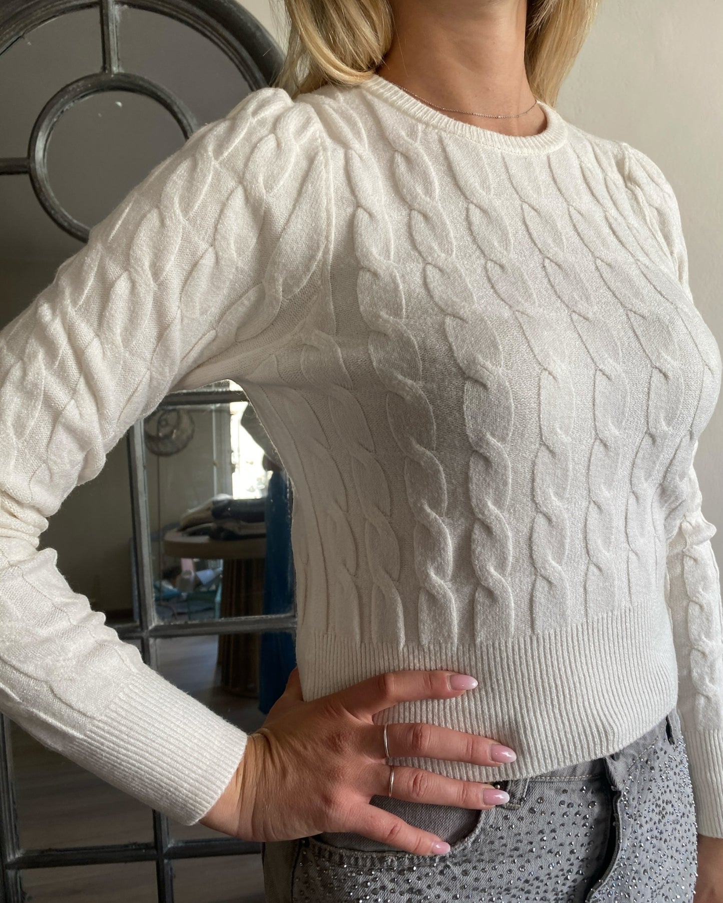 Maglione con trecce e bottone gioiello sul retro art.72187 TENSIONE IN