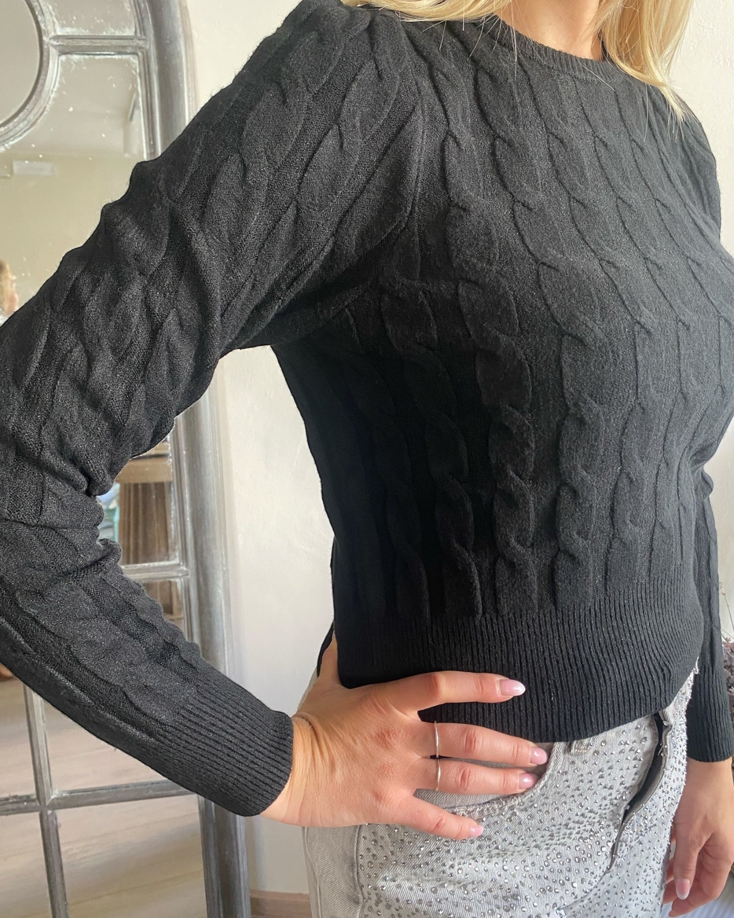 Maglione con trecce e bottone gioiello sul retro art.72187 TENSIONE IN