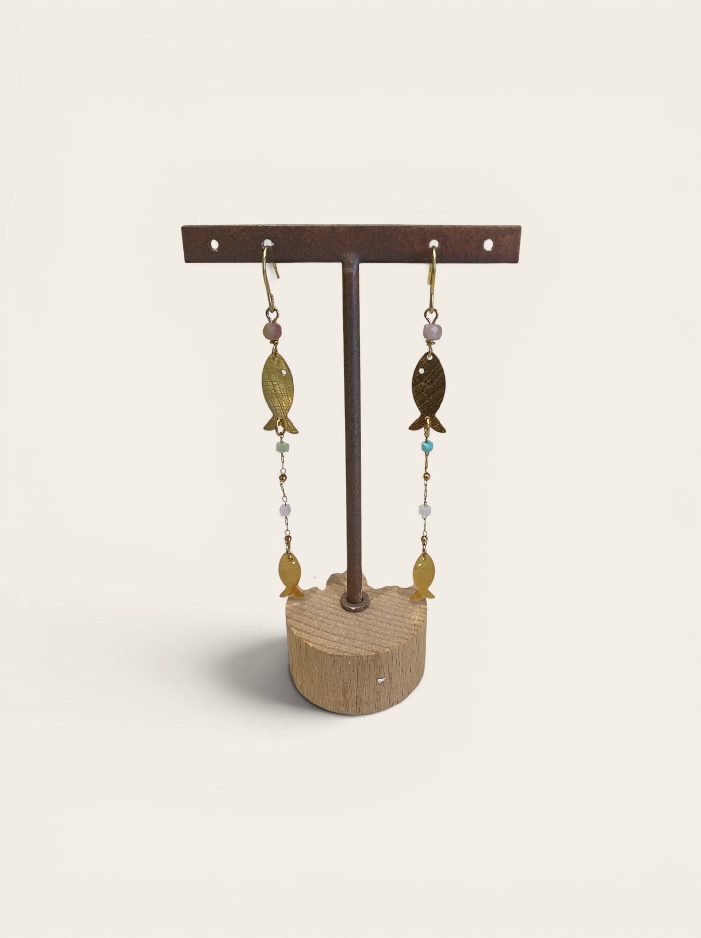Orecchini con pietre e charm