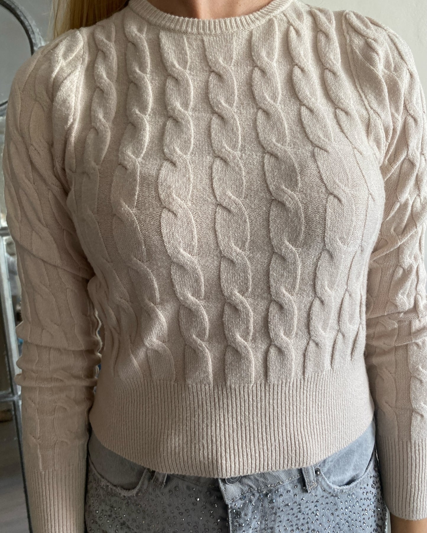 Maglione con trecce e bottone gioiello sul retro art.72187 TENSIONE IN