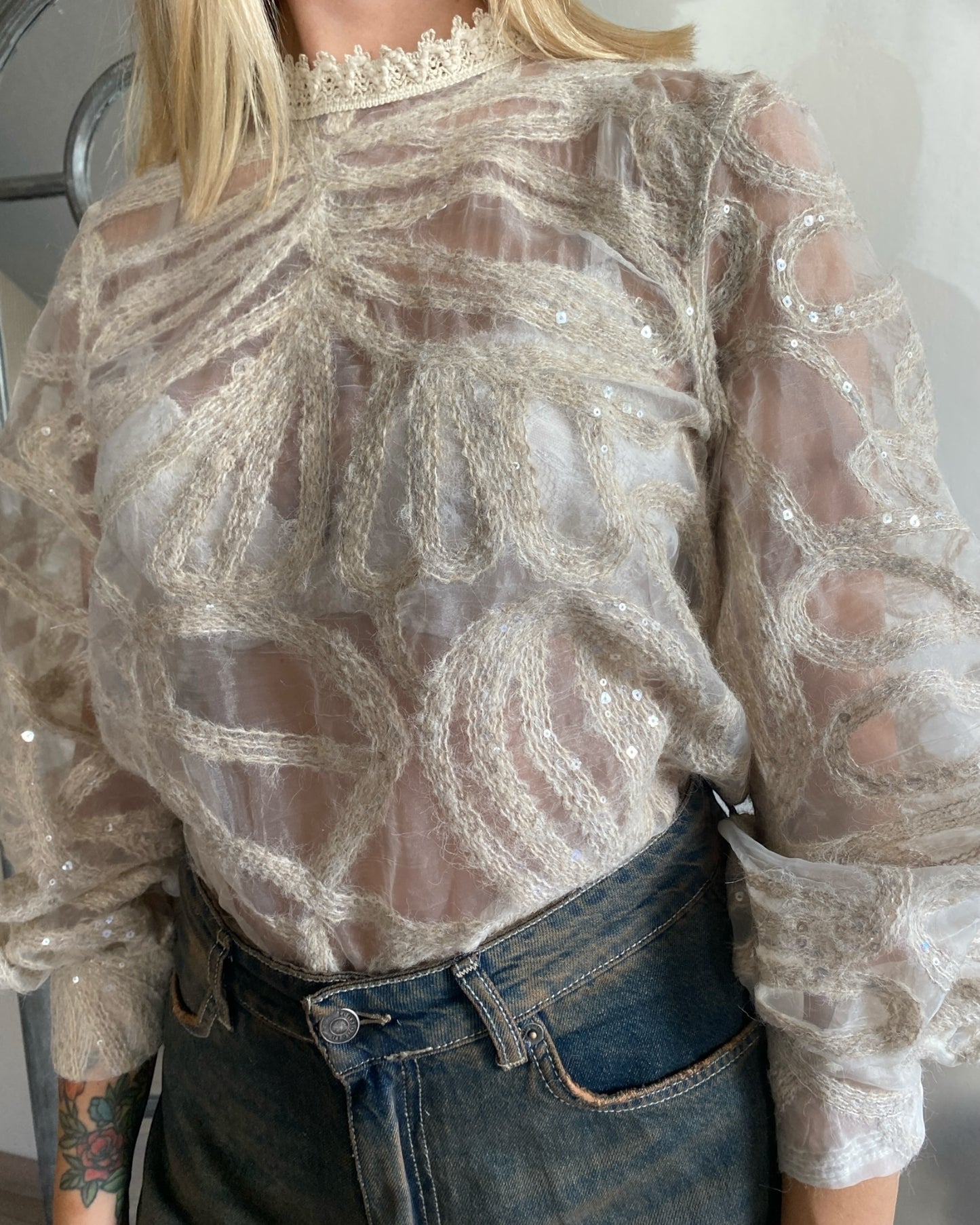 Blusa velata con ricami e paillettes applicate con collo in pizzo art.GT310A TENSIONE IN