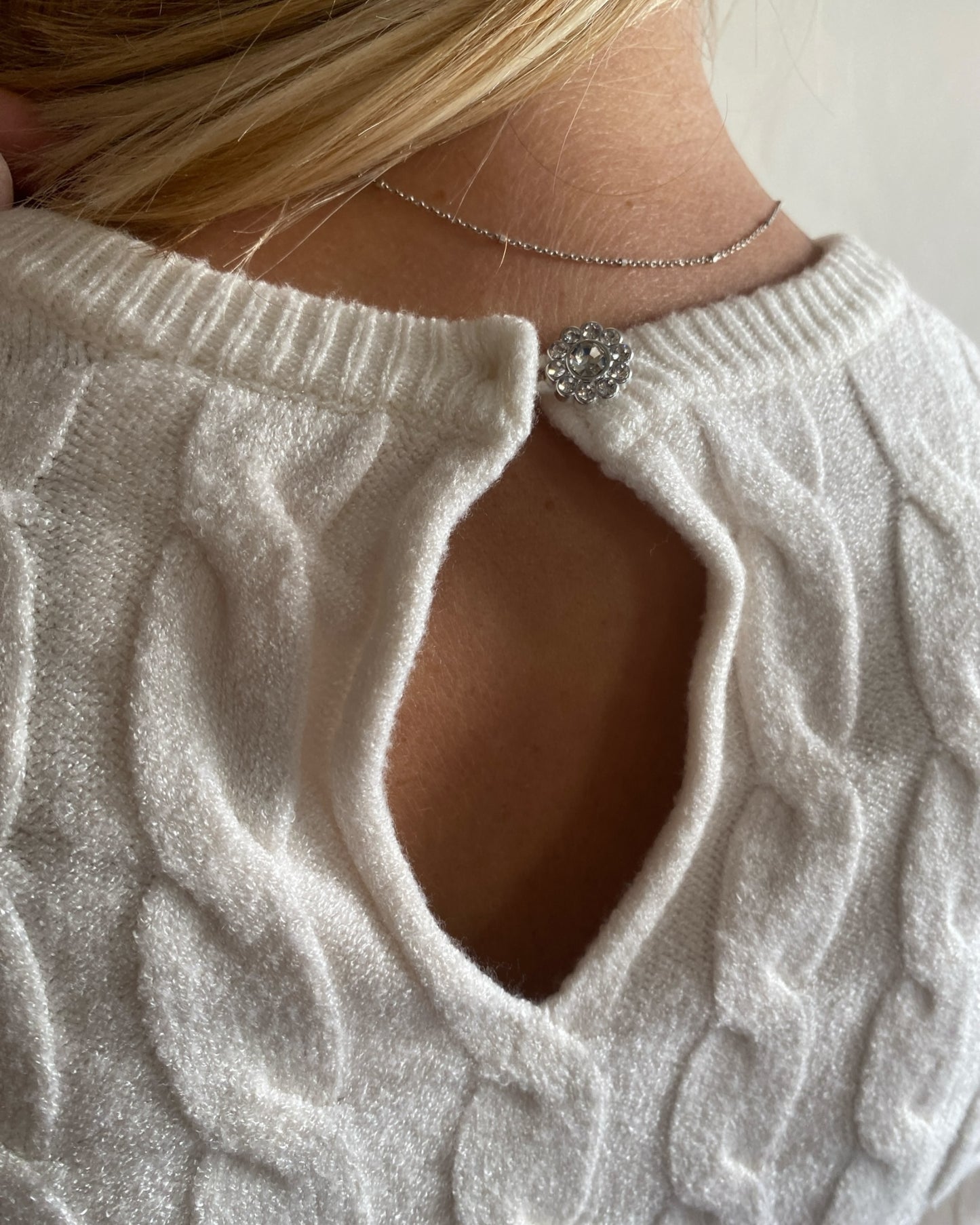 Maglione con trecce e bottone gioiello sul retro art.72187 TENSIONE IN