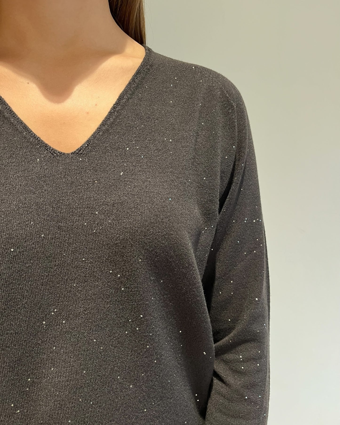 Maglia con scollo a V e micro paillettes art.L129YB FARUTI Lola di Sandro ferrone
