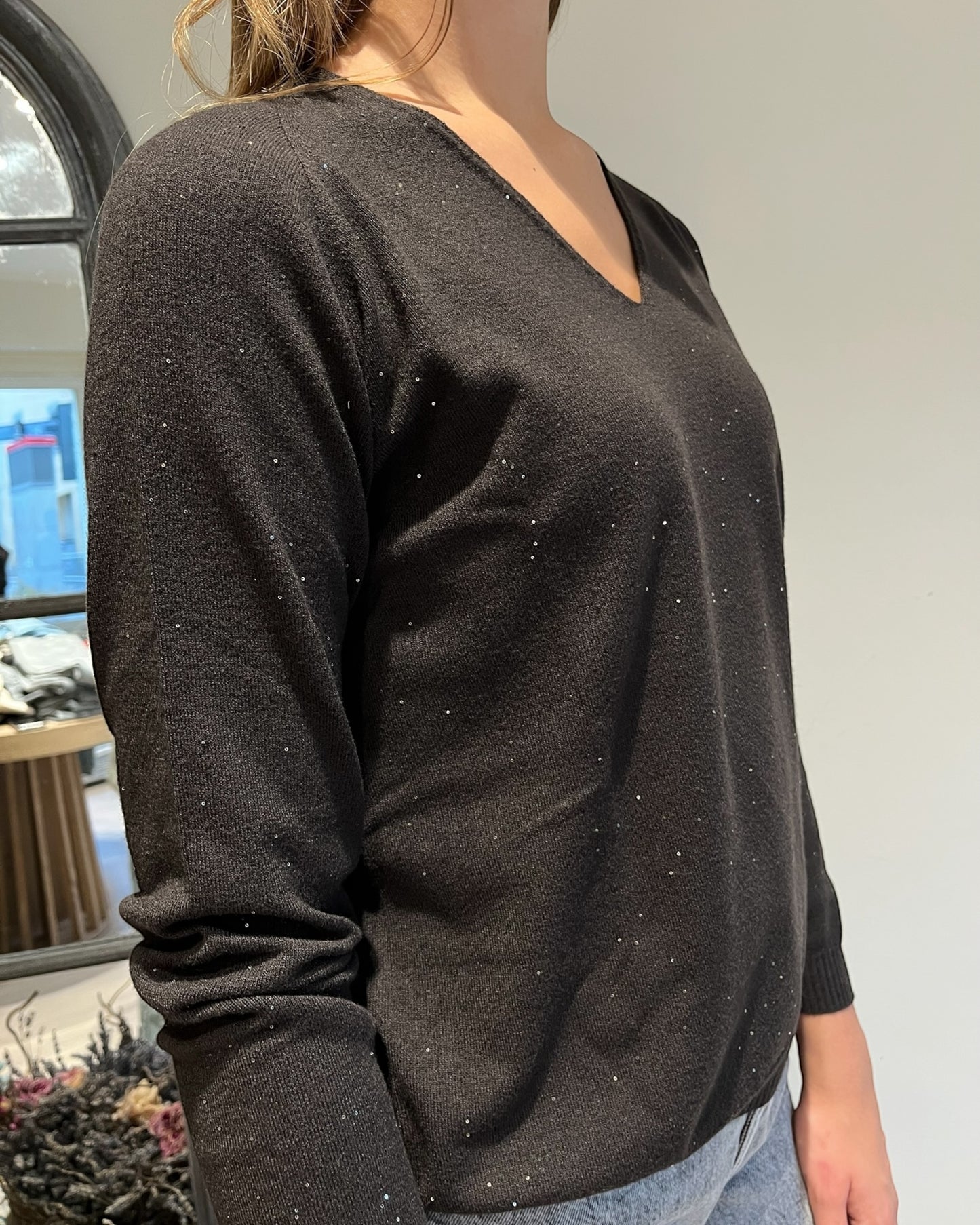 Maglia con scollo a V e micro paillettes art.L129YB FARUTI Lola di Sandro ferrone