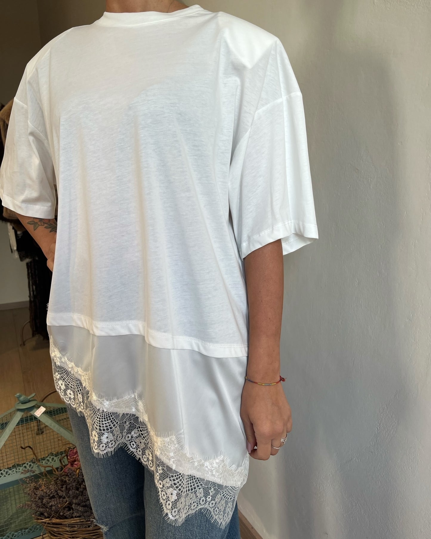 T-shirt spallina con pizzo art. 26M1026 TENSIONE IN
