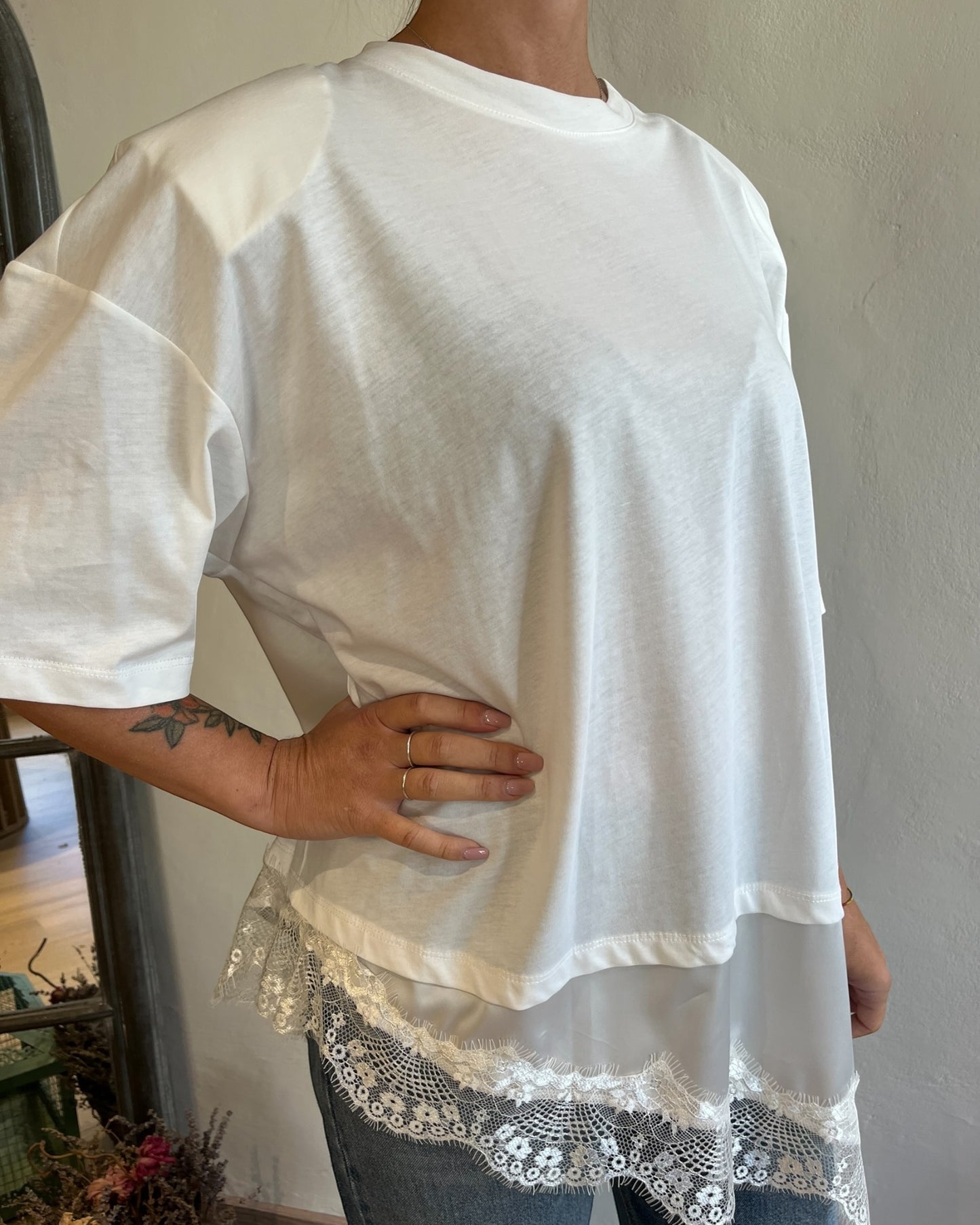 T-shirt spallina con pizzo art. 26M1026 TENSIONE IN