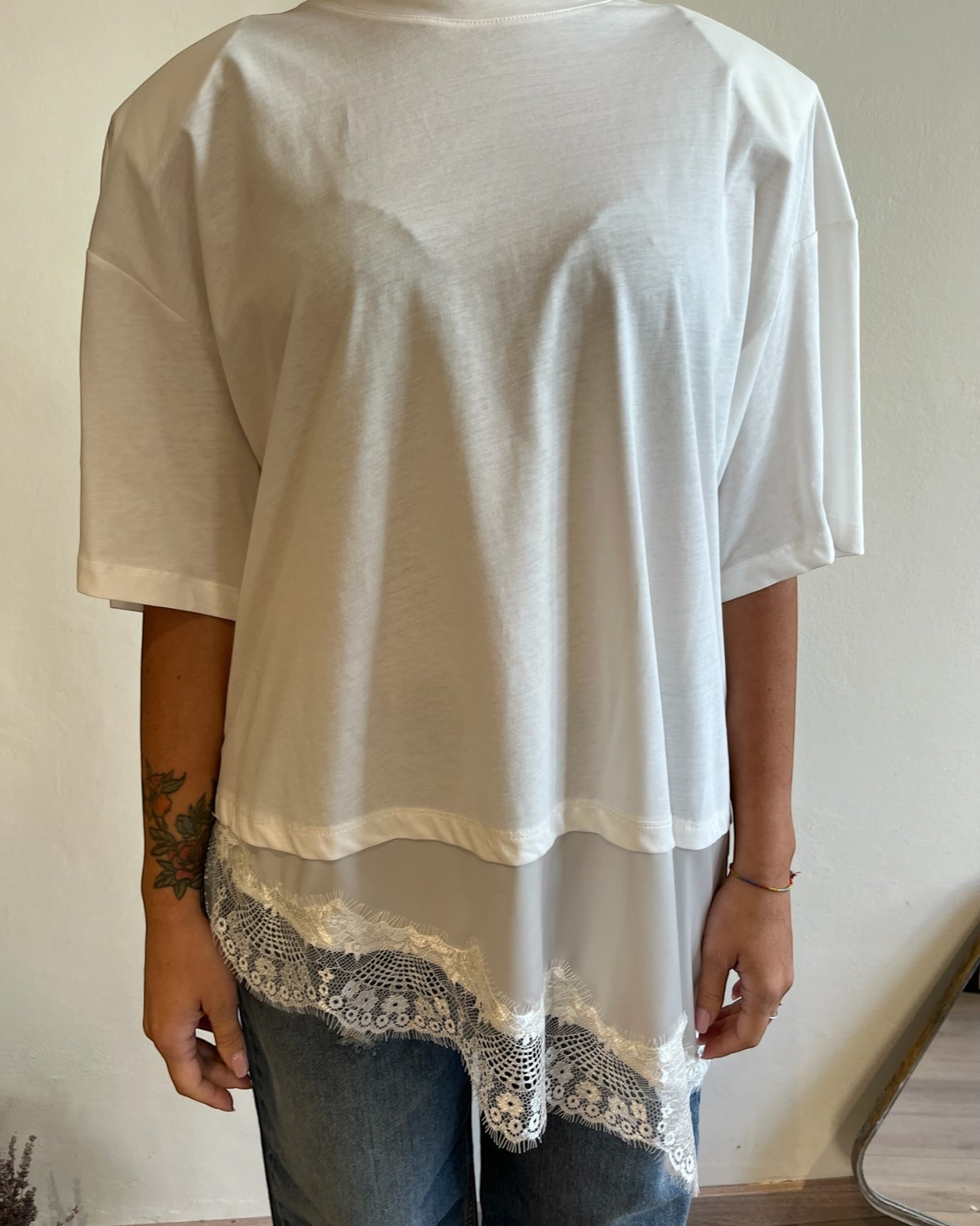 T-shirt spallina con pizzo art. 26M1026 TENSIONE IN