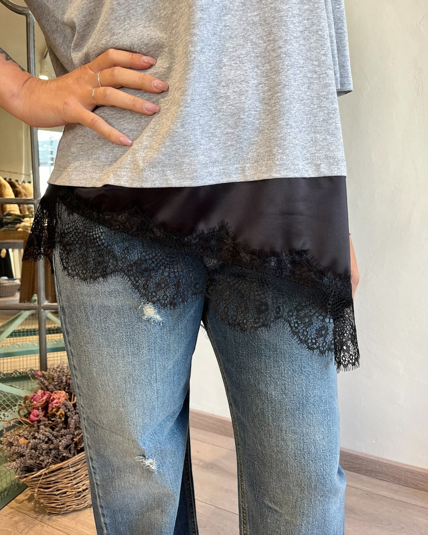 T-shirt spallina con pizzo art. 26M1026 TENSIONE IN