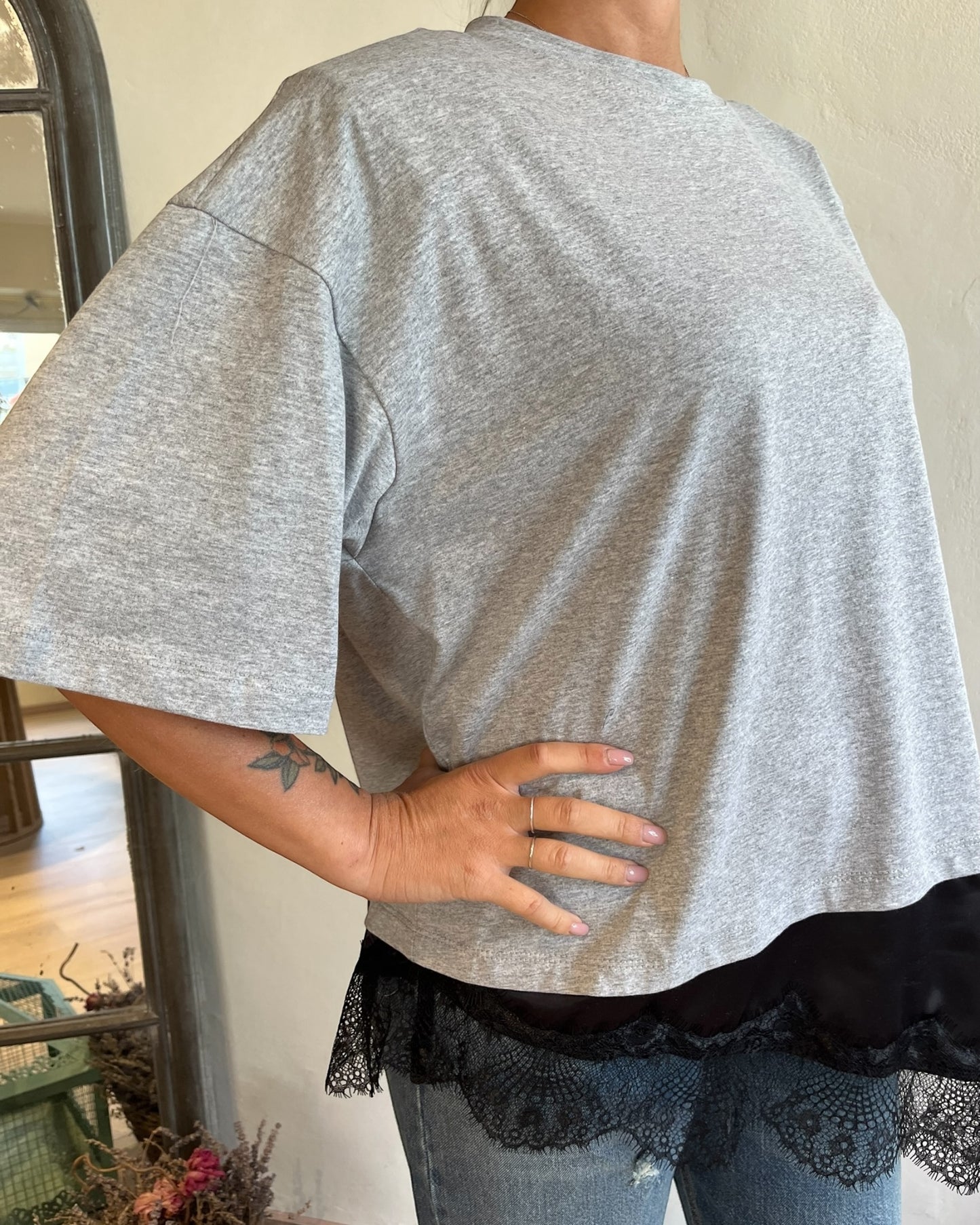 T-shirt spallina con pizzo art. 26M1026 TENSIONE IN
