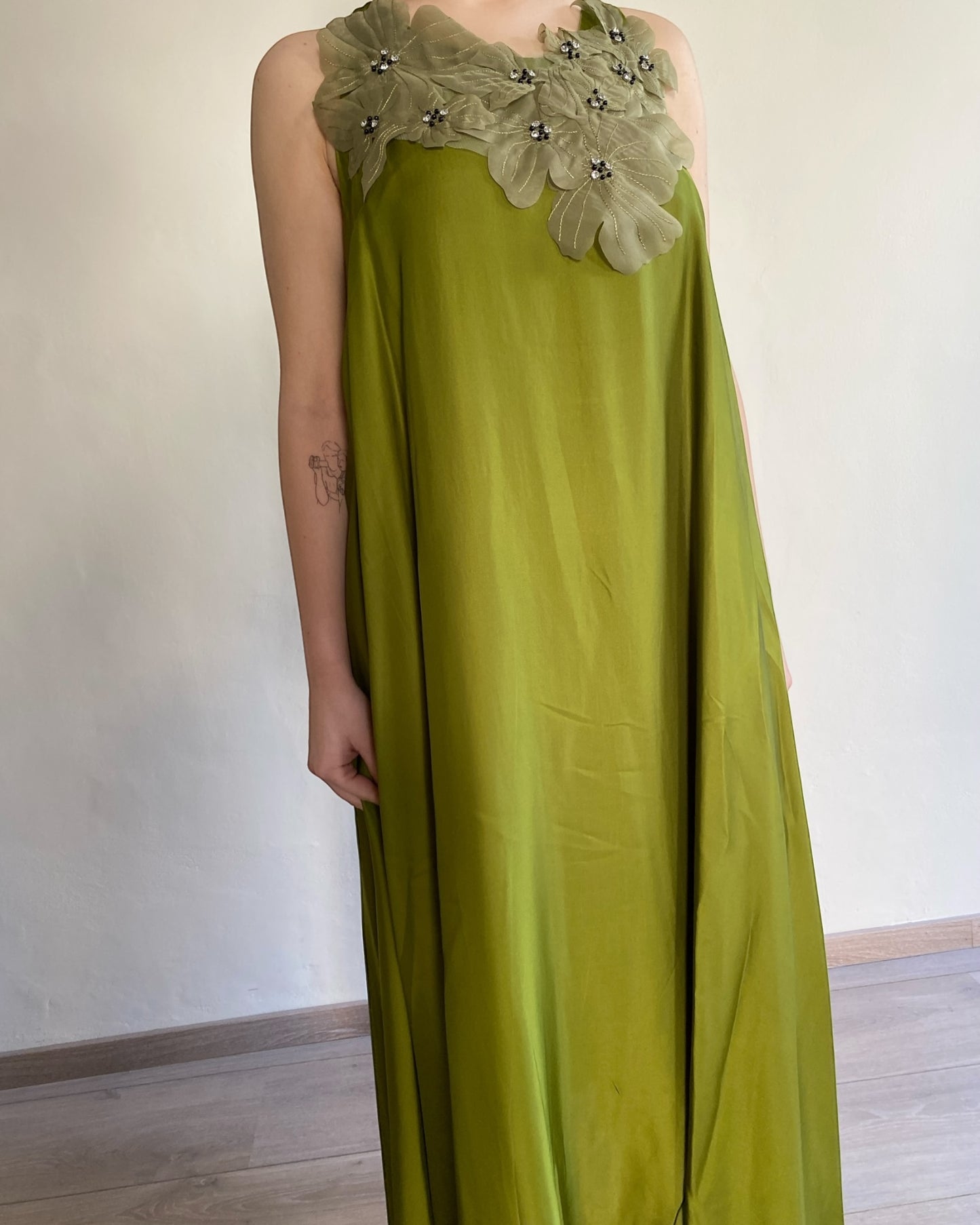 Abito raso con fiori applicati art. ALGVJLSA DIXIE