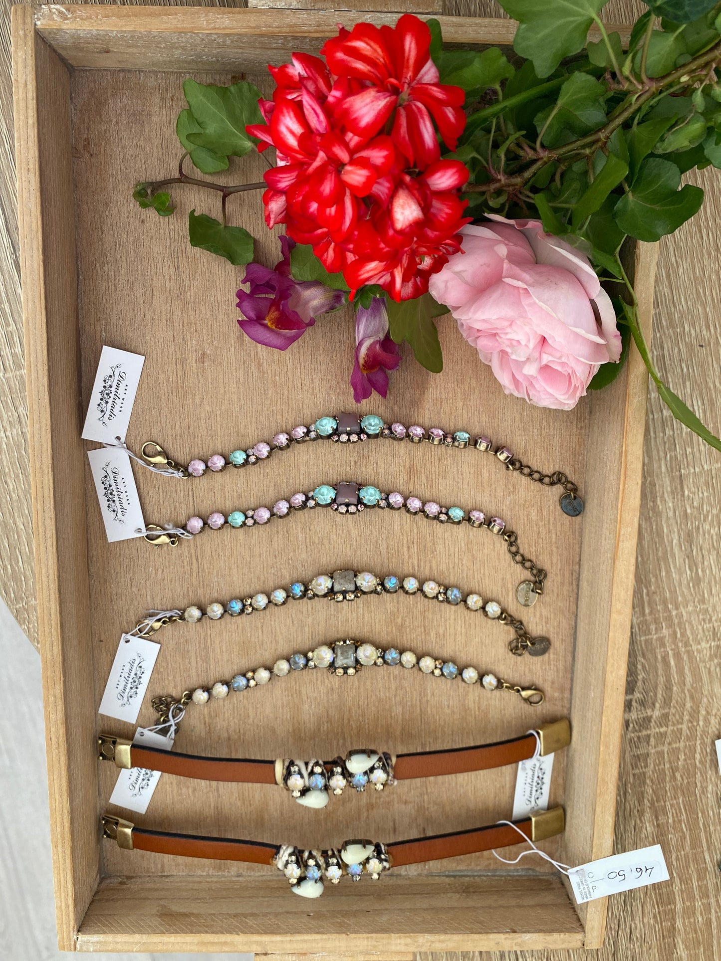 Bracciale in pelle con cristalli iridescenti e chiusura magnetica DIMITRIADIS