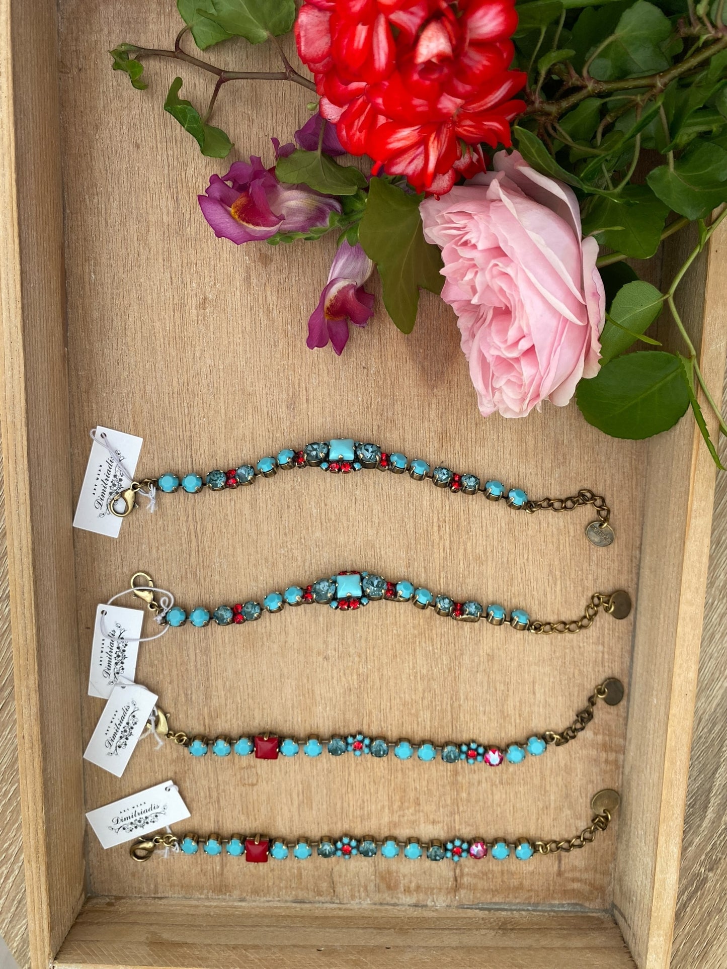 Bracciale con cristalli turchesi e dettagli rossi DIMITRIADIS
