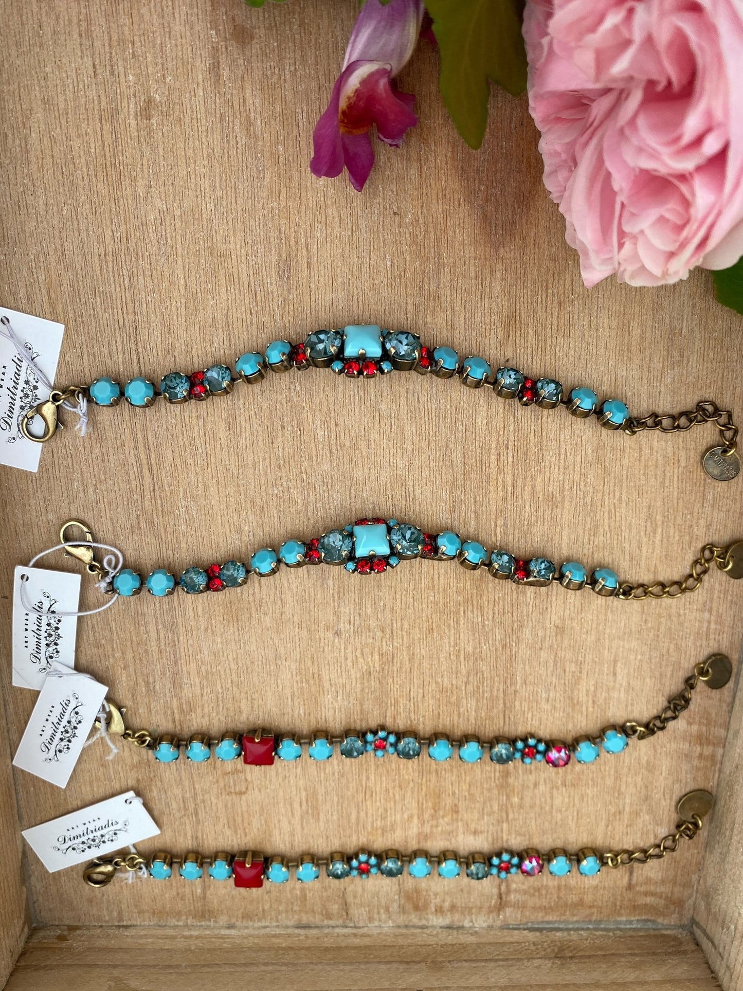Bracciale con cristallo centrale celeste e accenti rossi DIMITRIADIS