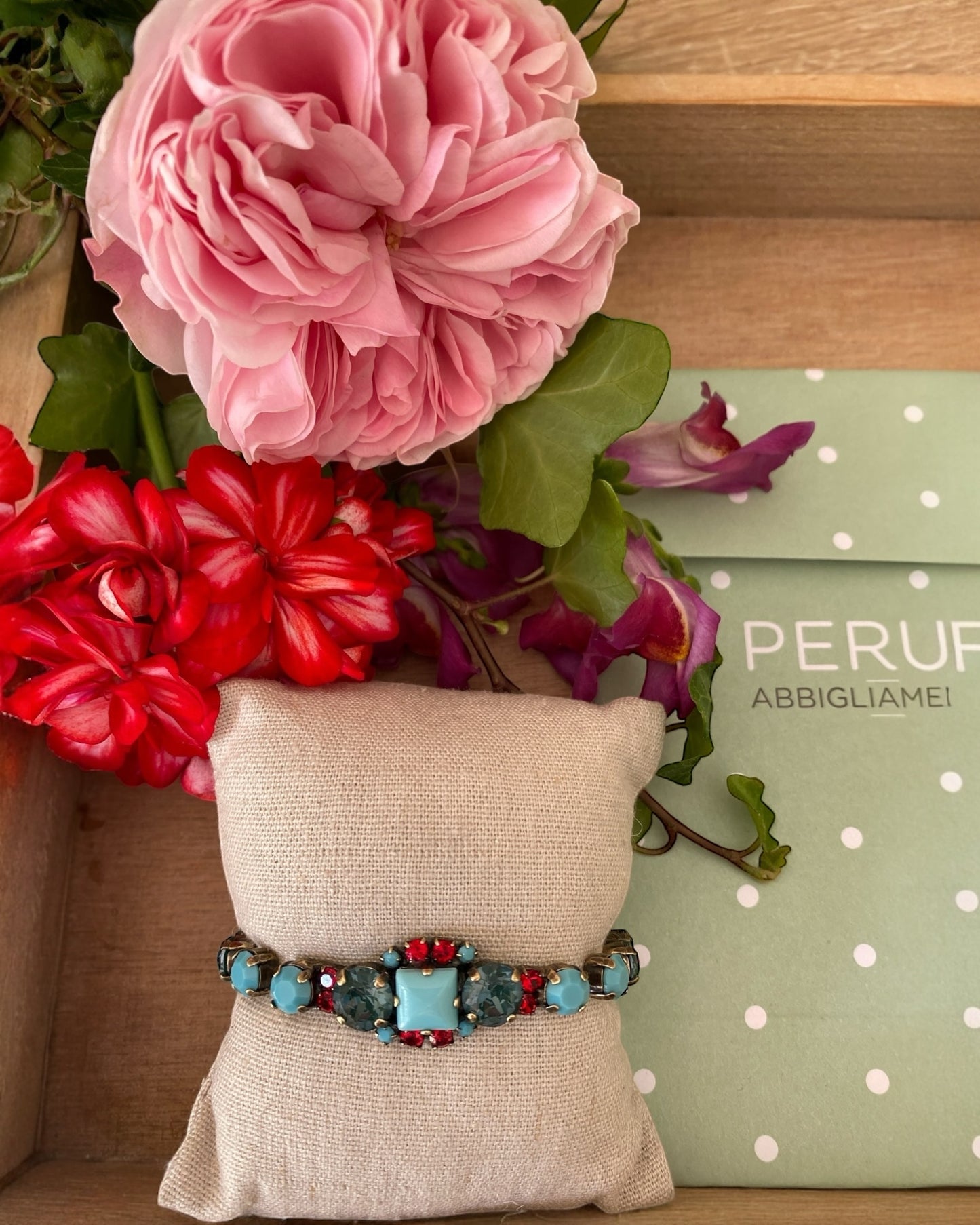Bracciale con cristallo centrale celeste e accenti rossi DIMITRIADIS