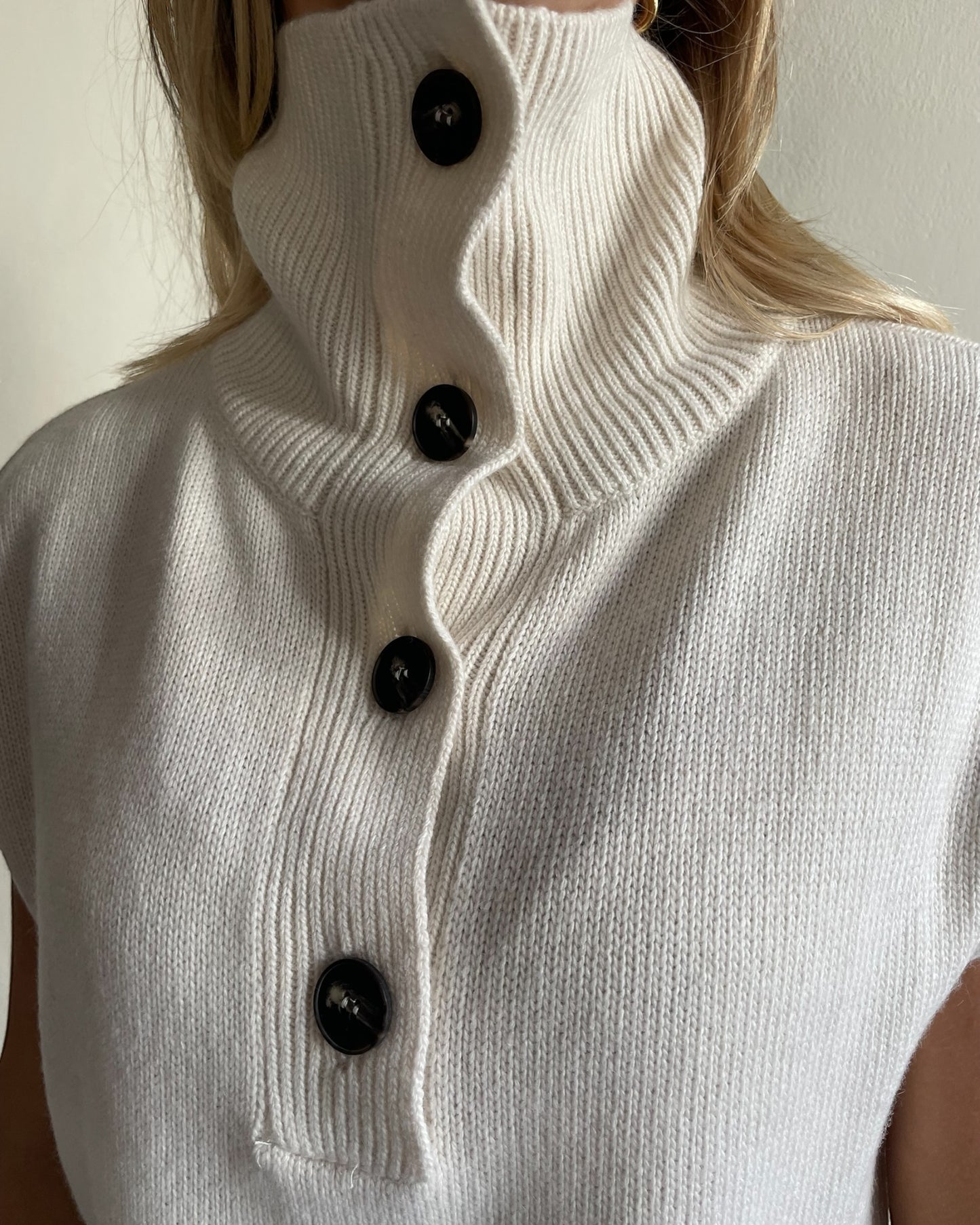 Gilet collo alto e bottoni art. D80966 TENSIONE IN