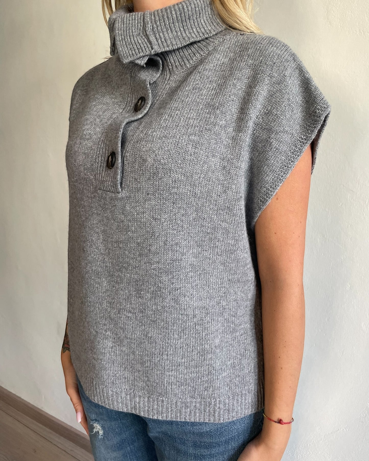 Gilet collo alto e bottoni art. D80966 TENSIONE IN