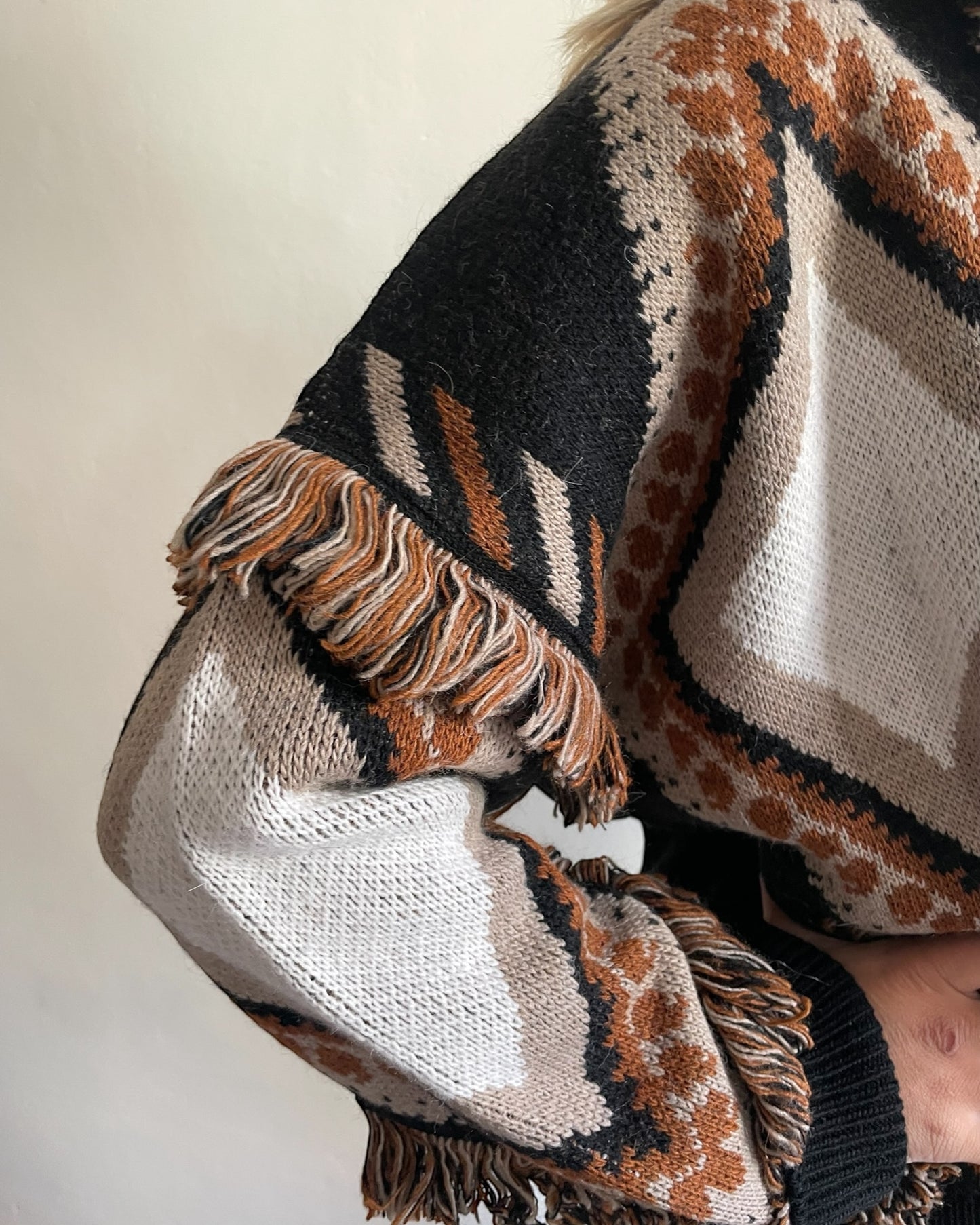 Cardigan frange e stampe rombi art. W5HMG65A400 TENSIONE IN