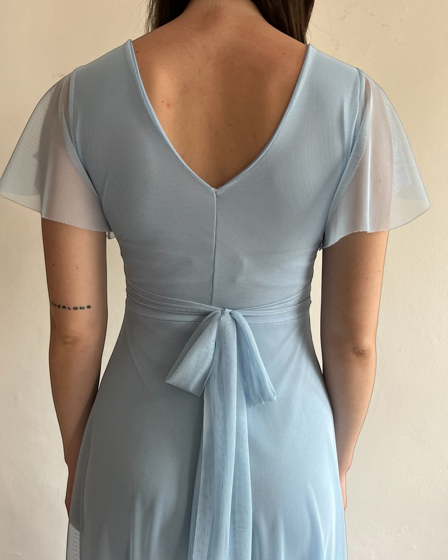 Abito lungo con maniche in tulle
