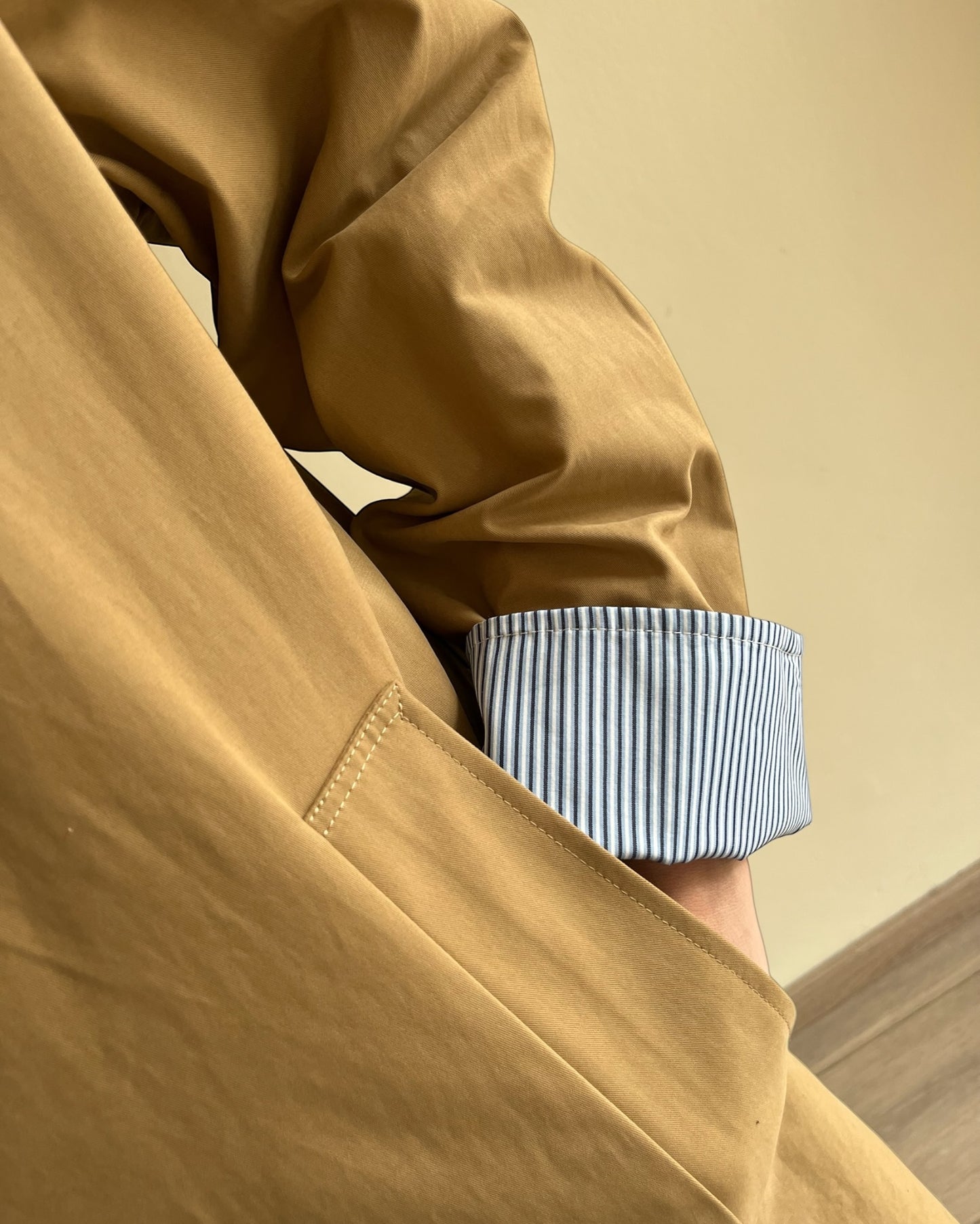 Trench lungo con rifiniture a righe art. PE260002CAMP TENSIONE IN