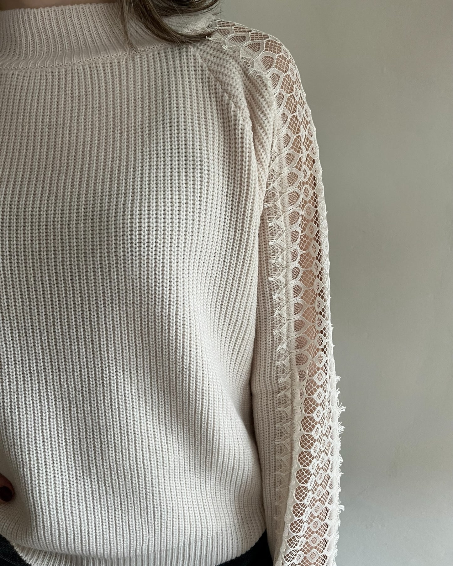 Maglia con ricami in pizzo su maniche art. M701Y167 DIXIE