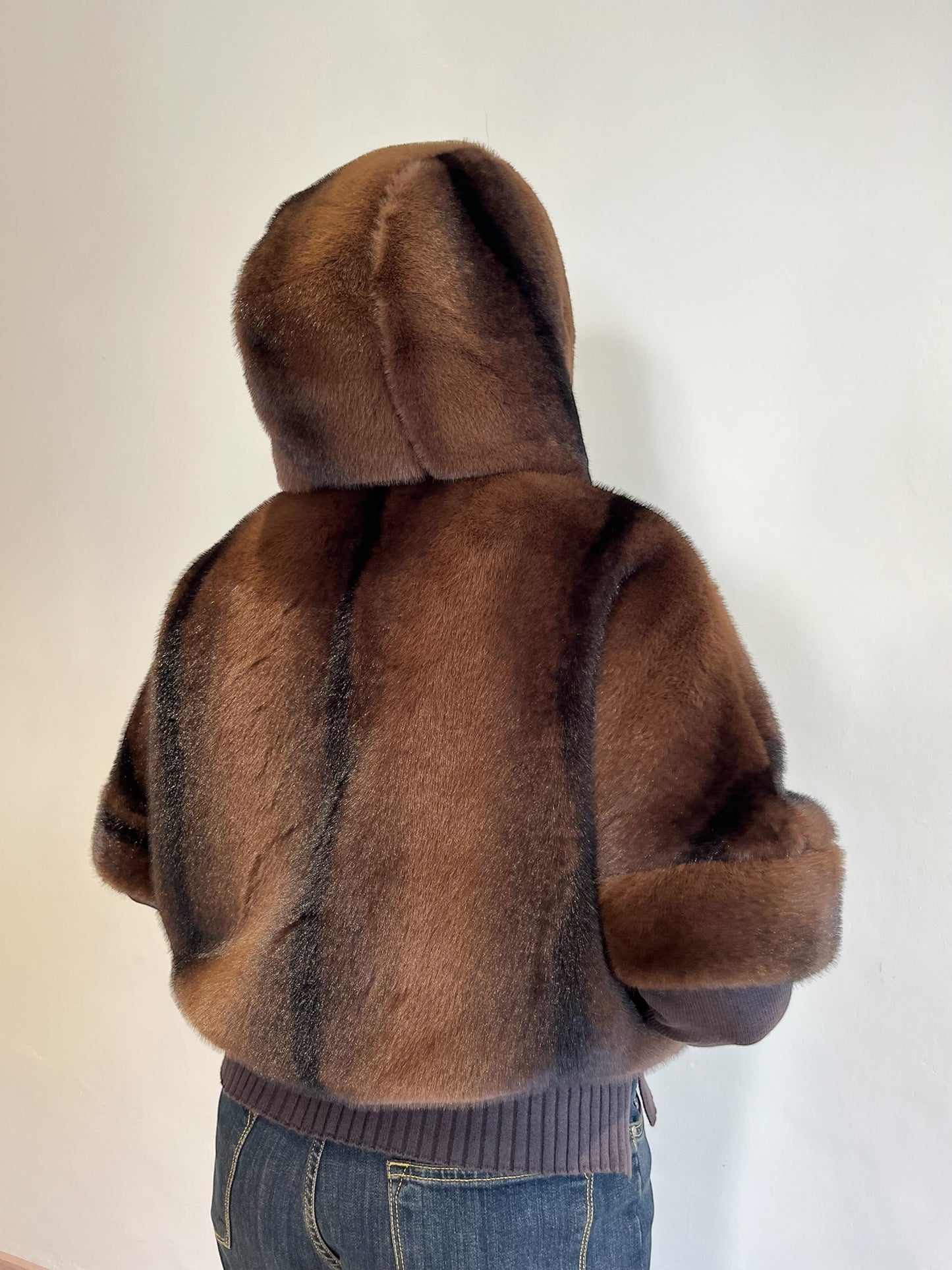 Ecopelliccia con cappuccio e manica corta art. 0590 CHEAP&CHIC