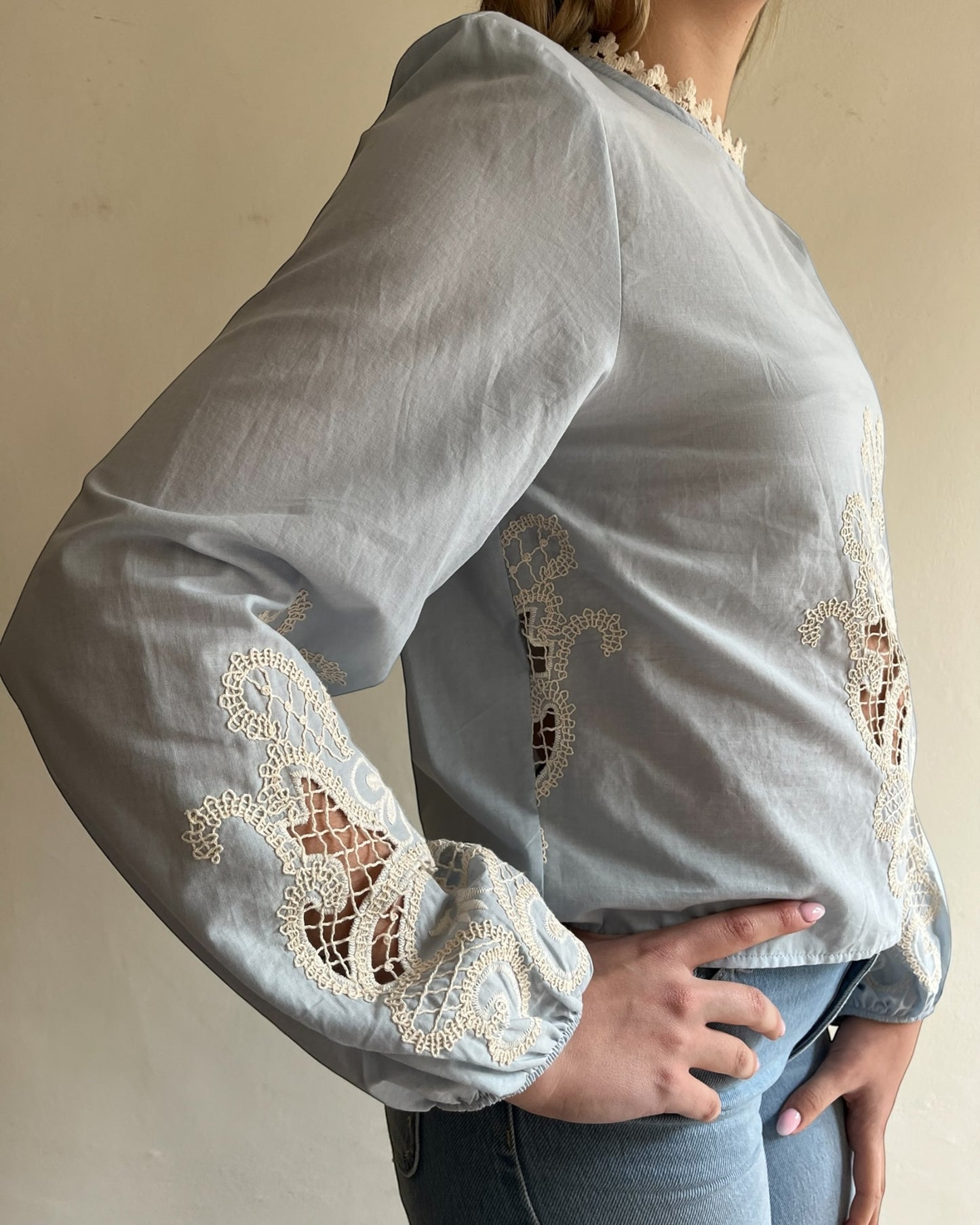Blusa con ricami e spalline art. S26C352 MOTEL
