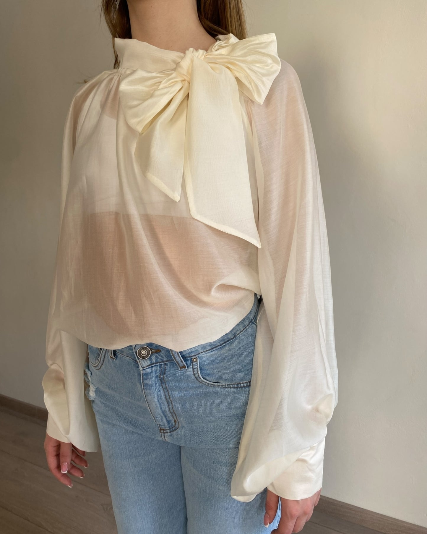 Blusa con fiocco e manica palloncino art. TD0587 VICOLO