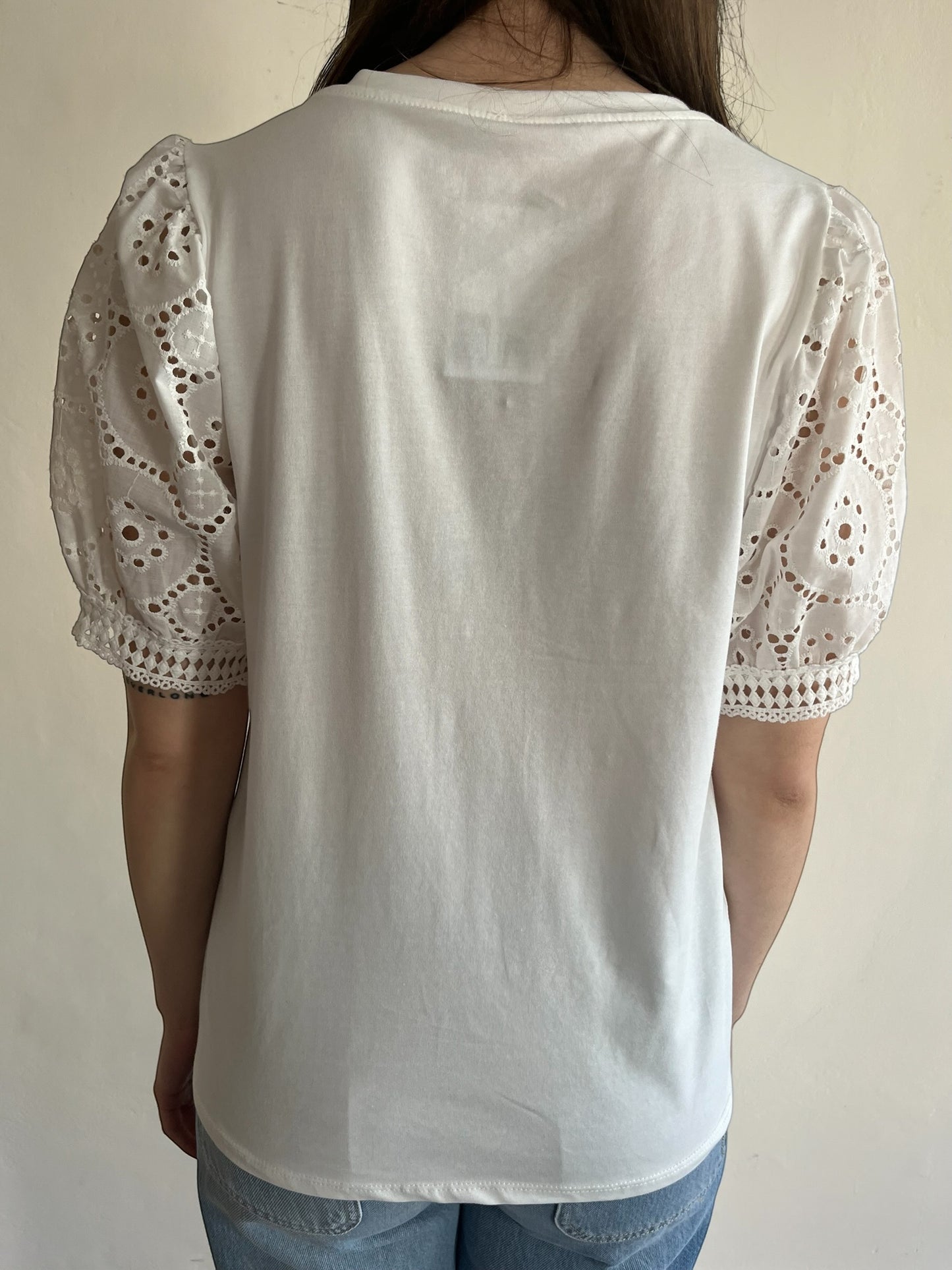 T-shirt con maniche San gallo art. A4684-J4 CHEAP&CHIC