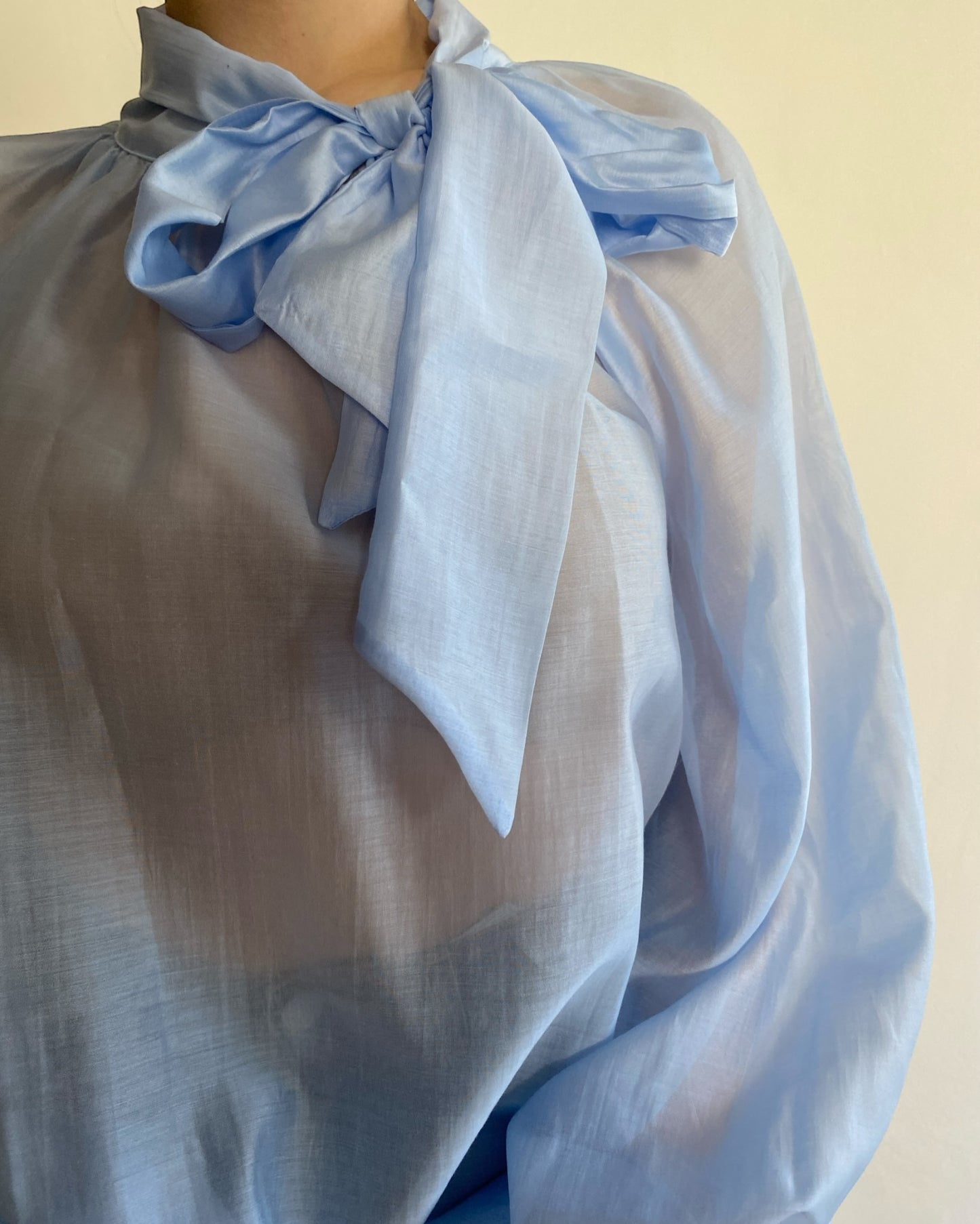 Blusa con fiocco e manica palloncino art. TD0587 VICOLO
