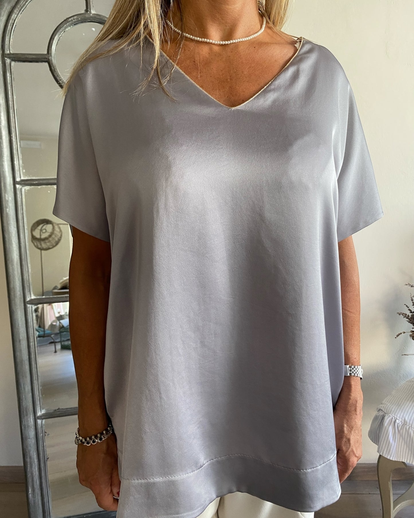 T-shirt scollo a V con catenina art. L7YBF MAGENTA Lola by SANDRO FERRONE