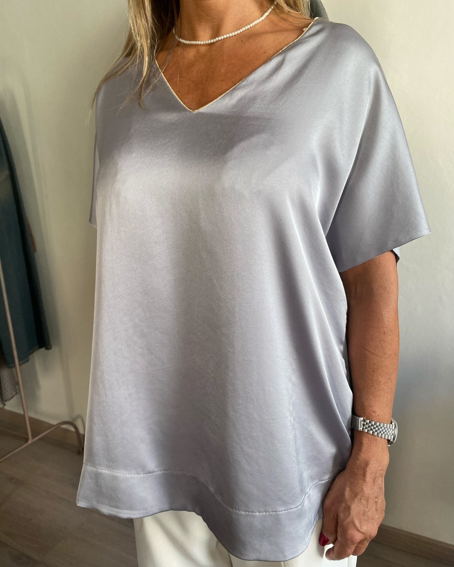 T-shirt scollo a V con catenina art. L7YBF MAGENTA Lola by SANDRO FERRONE
