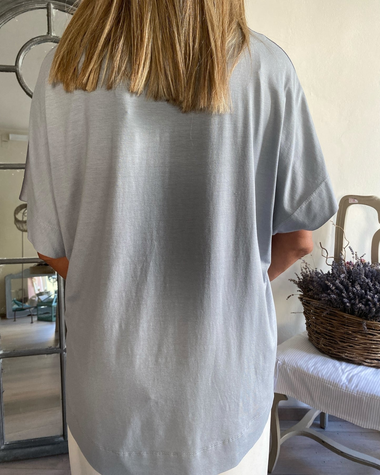 T-shirt scollo a V con catenina art. L7YBF MAGENTA Lola by SANDRO FERRONE