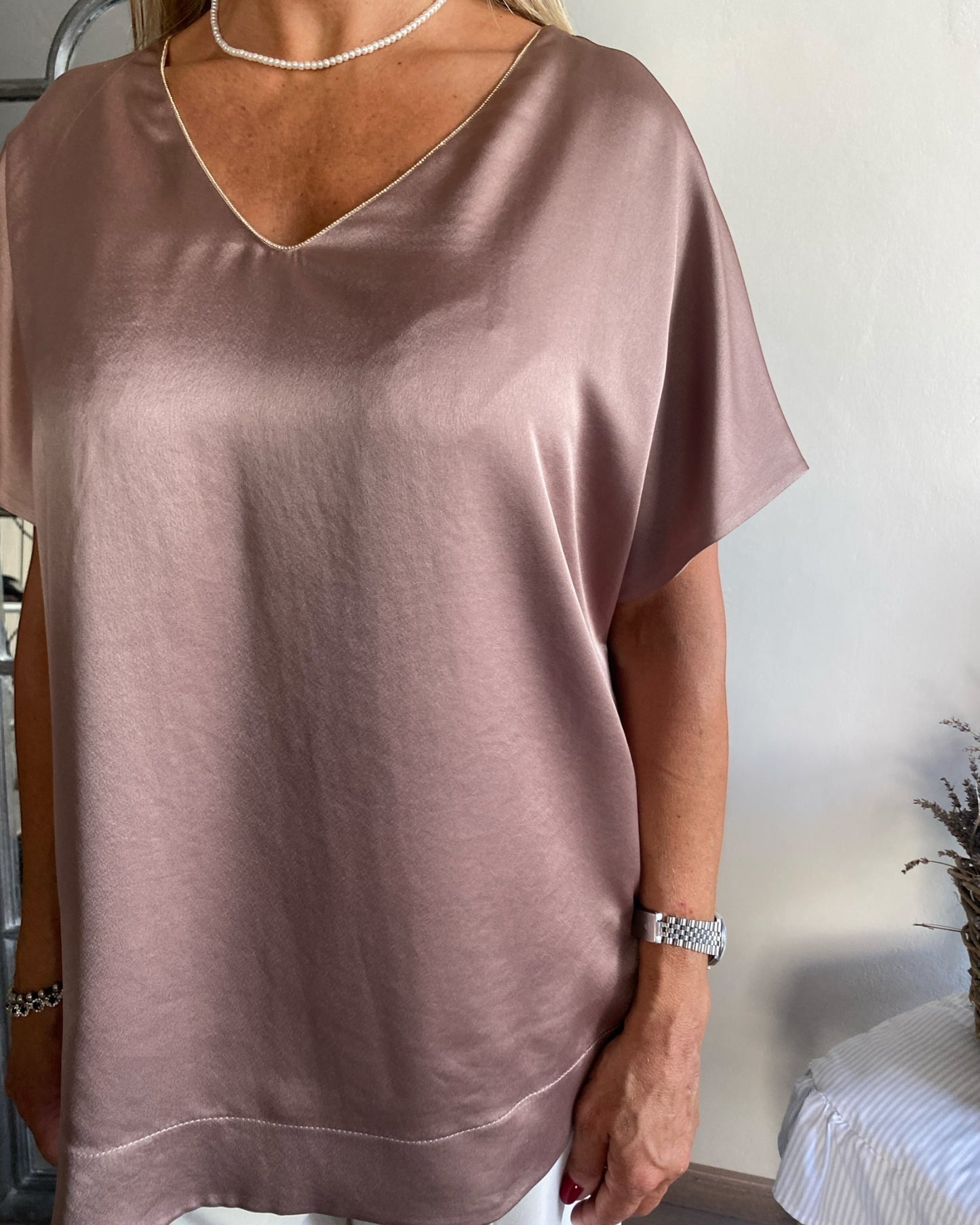 T-shirt scollo a V con catenina art. L7YBF MAGENTA Lola by SANDRO FERRONE