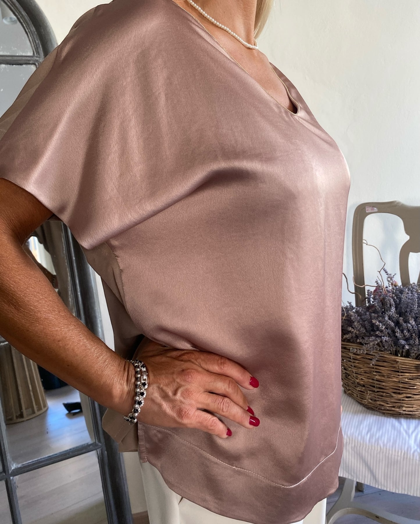 T-shirt scollo a V con catenina art. L7YBF MAGENTA Lola by SANDRO FERRONE