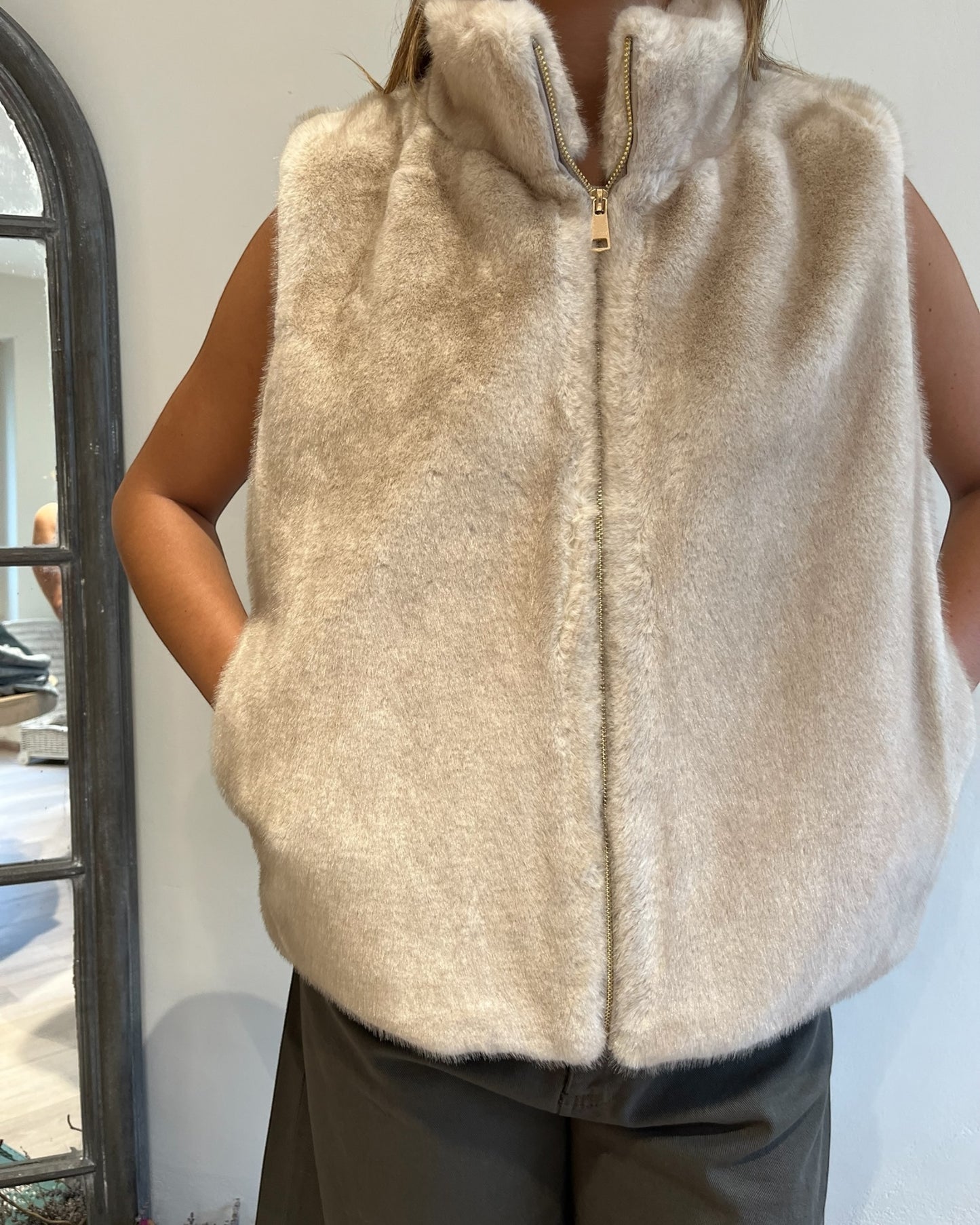 Gilet ecopelliccia con cerniera art. 0575 CHEAP&CHIC