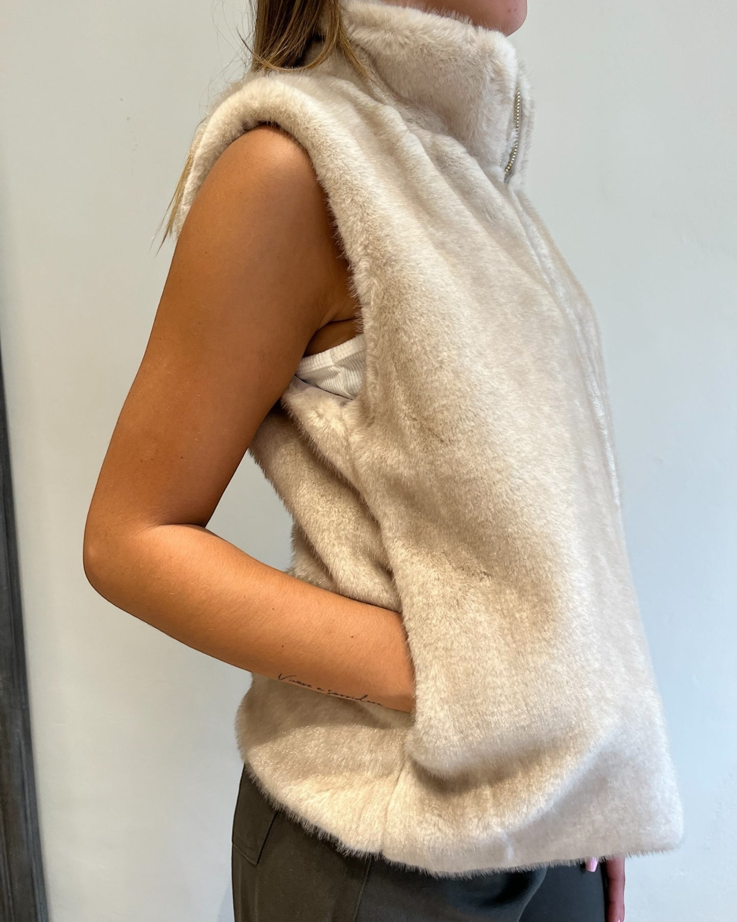Gilet ecopelliccia con cerniera art. 0575 CHEAP&CHIC