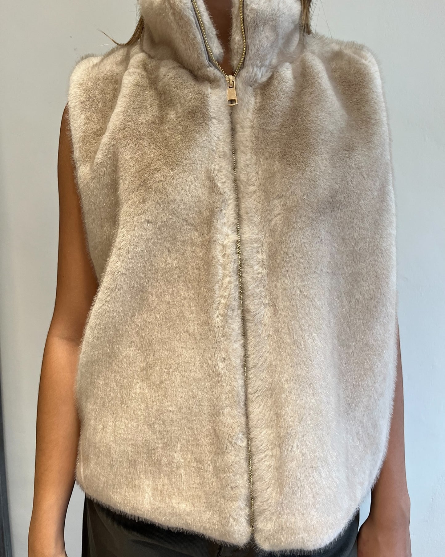 Gilet ecopelliccia con cerniera art. 0575 CHEAP&CHIC