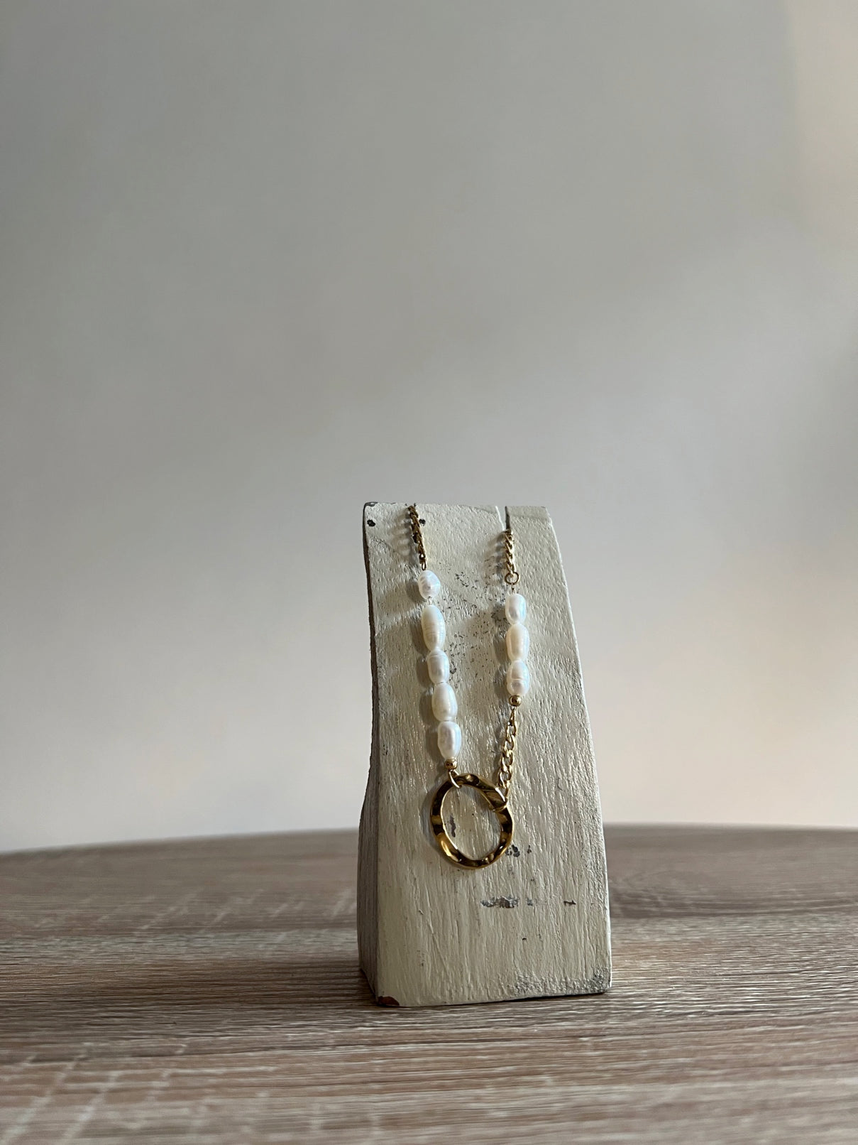 Bracciale con Anello Dorato e Perle