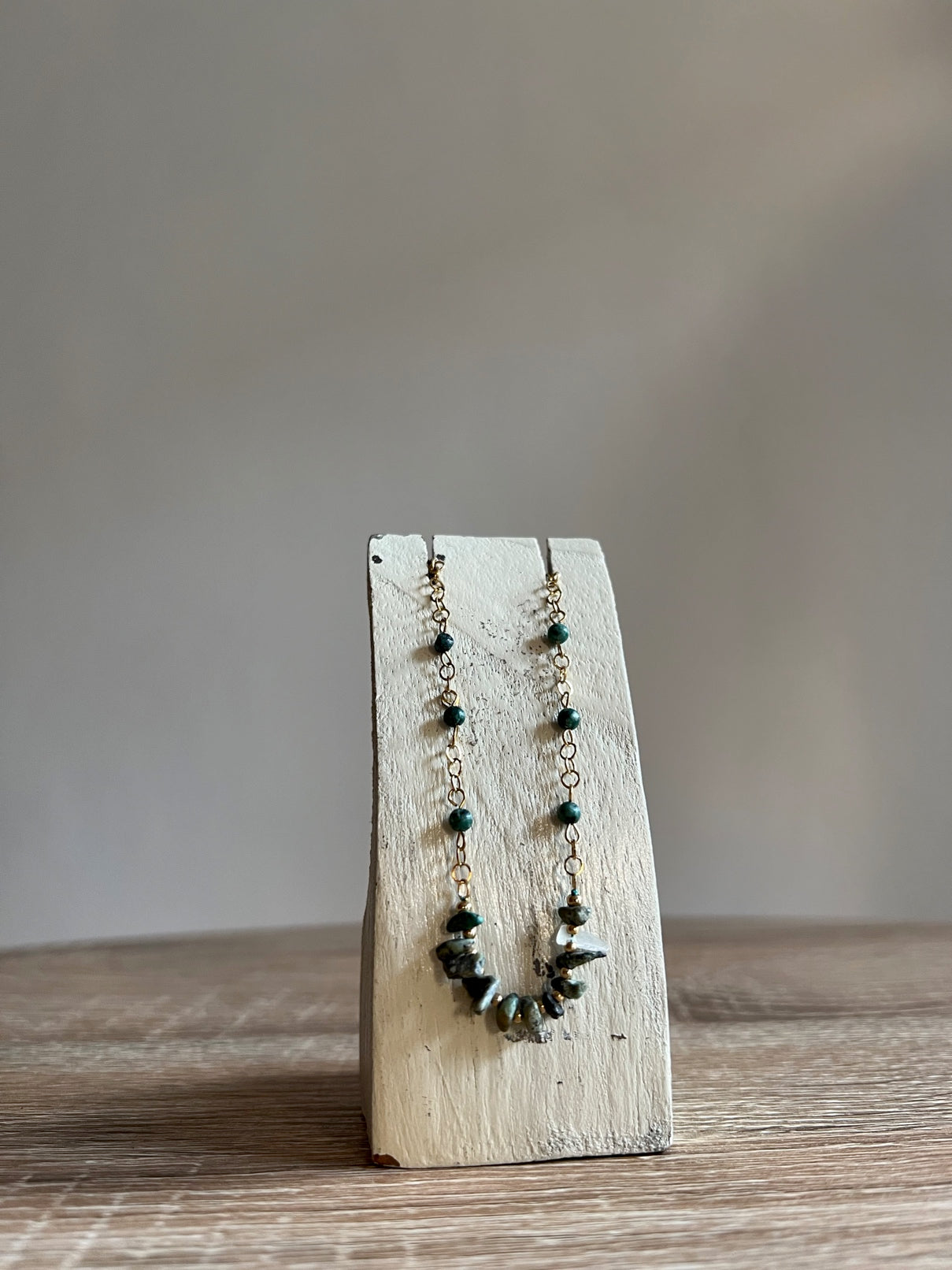 Bracciale con pietre scure