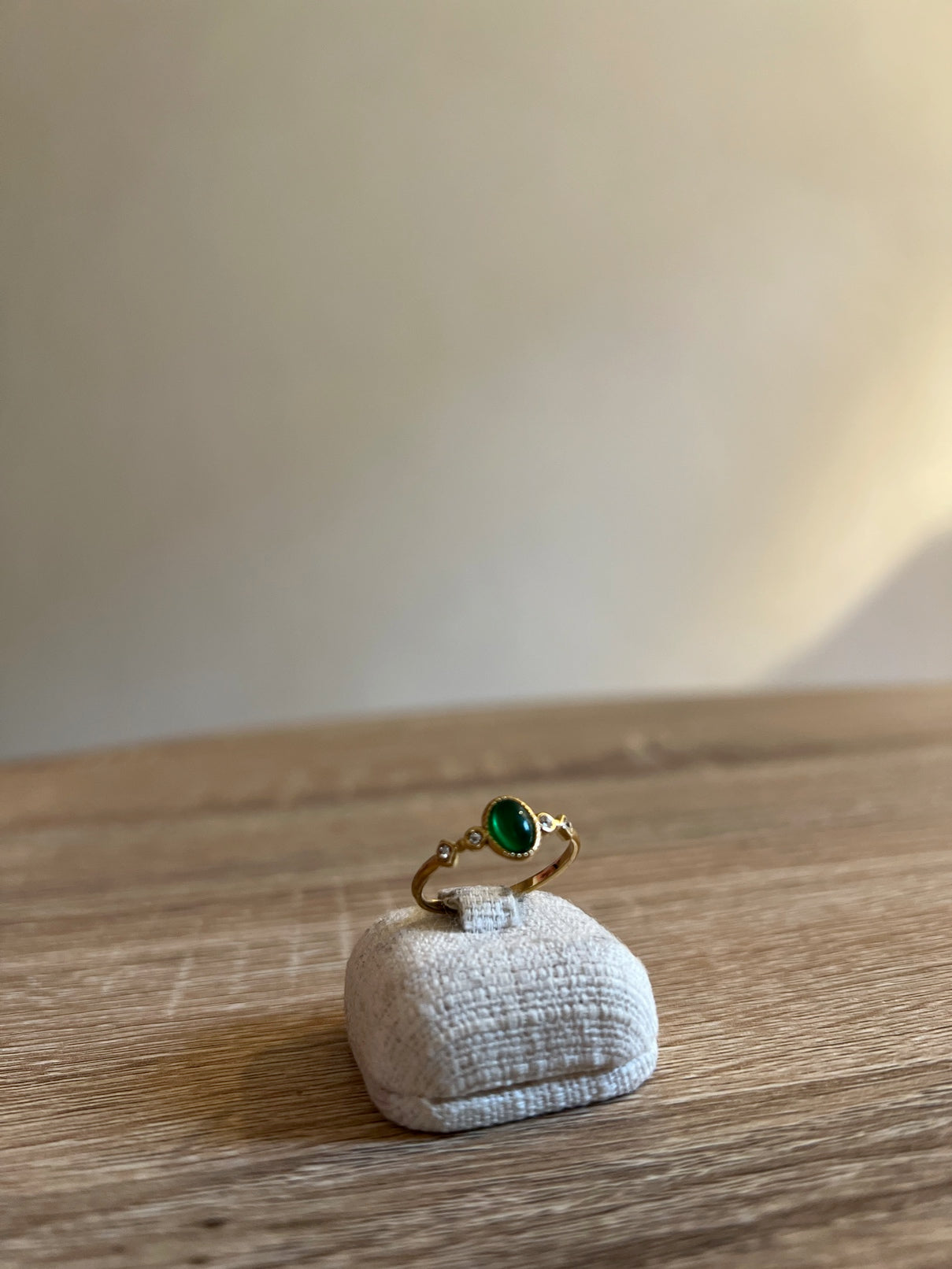 Anello Pietra Verde Ovale con brillanti