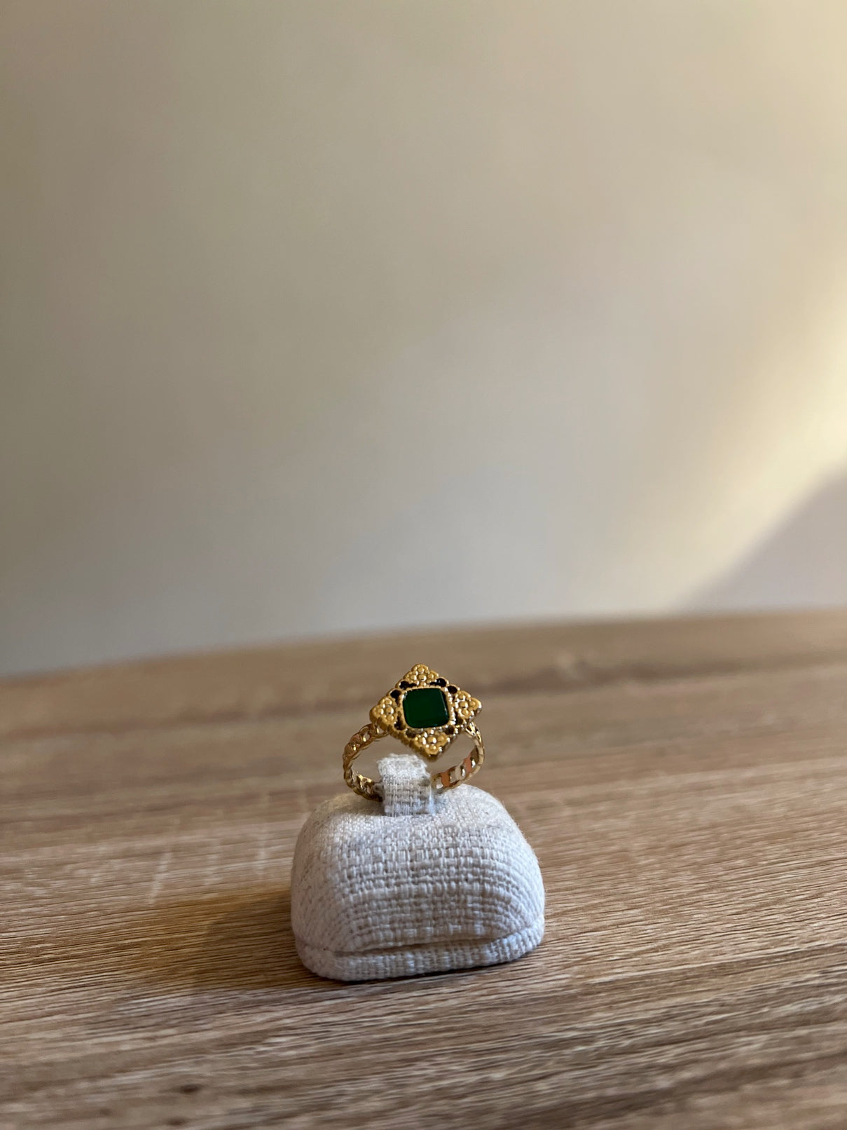 Elegante Anello con Pietra Verde Quadrata