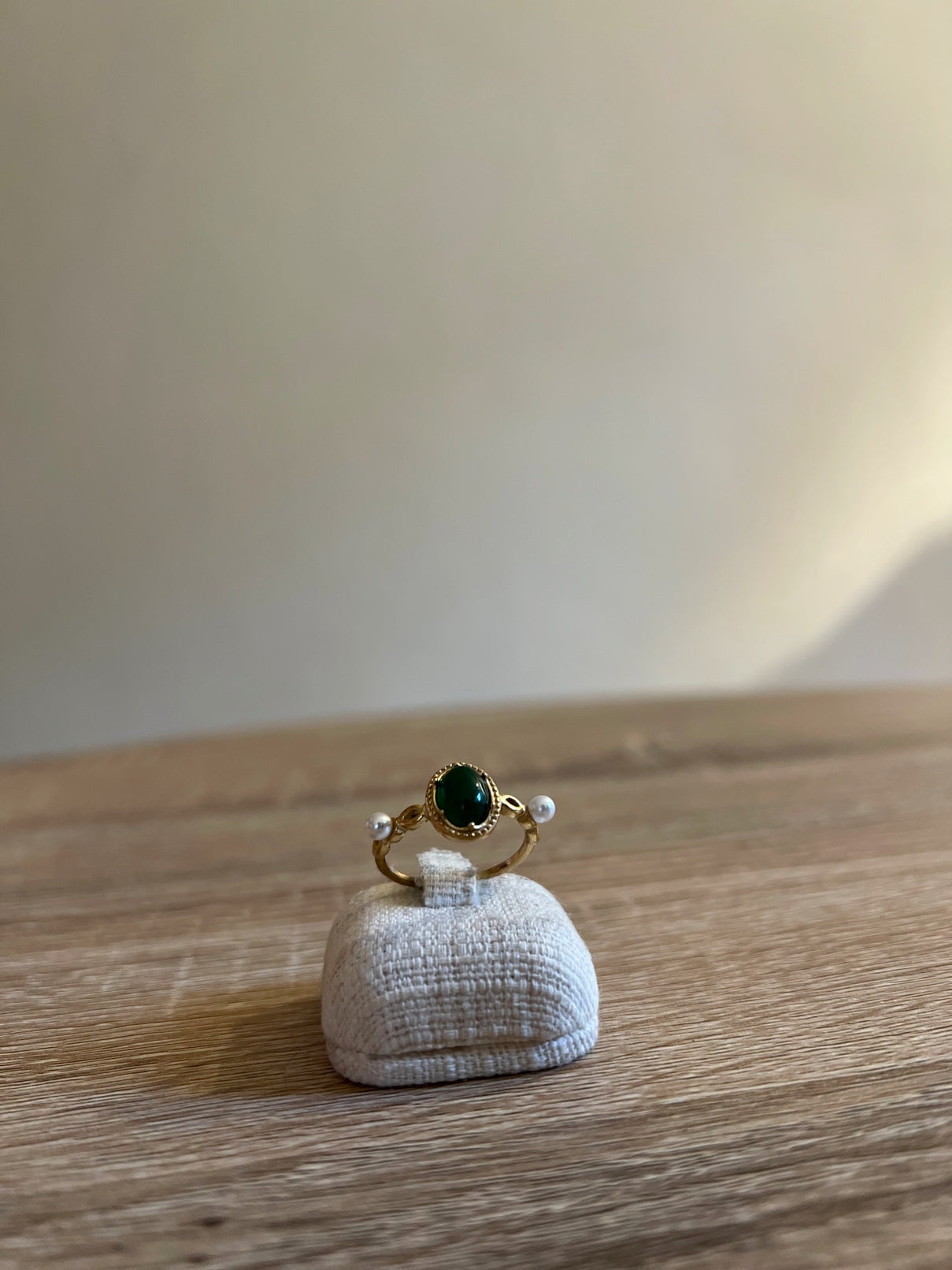 Anello Vintage con Pietra Verde e Perle