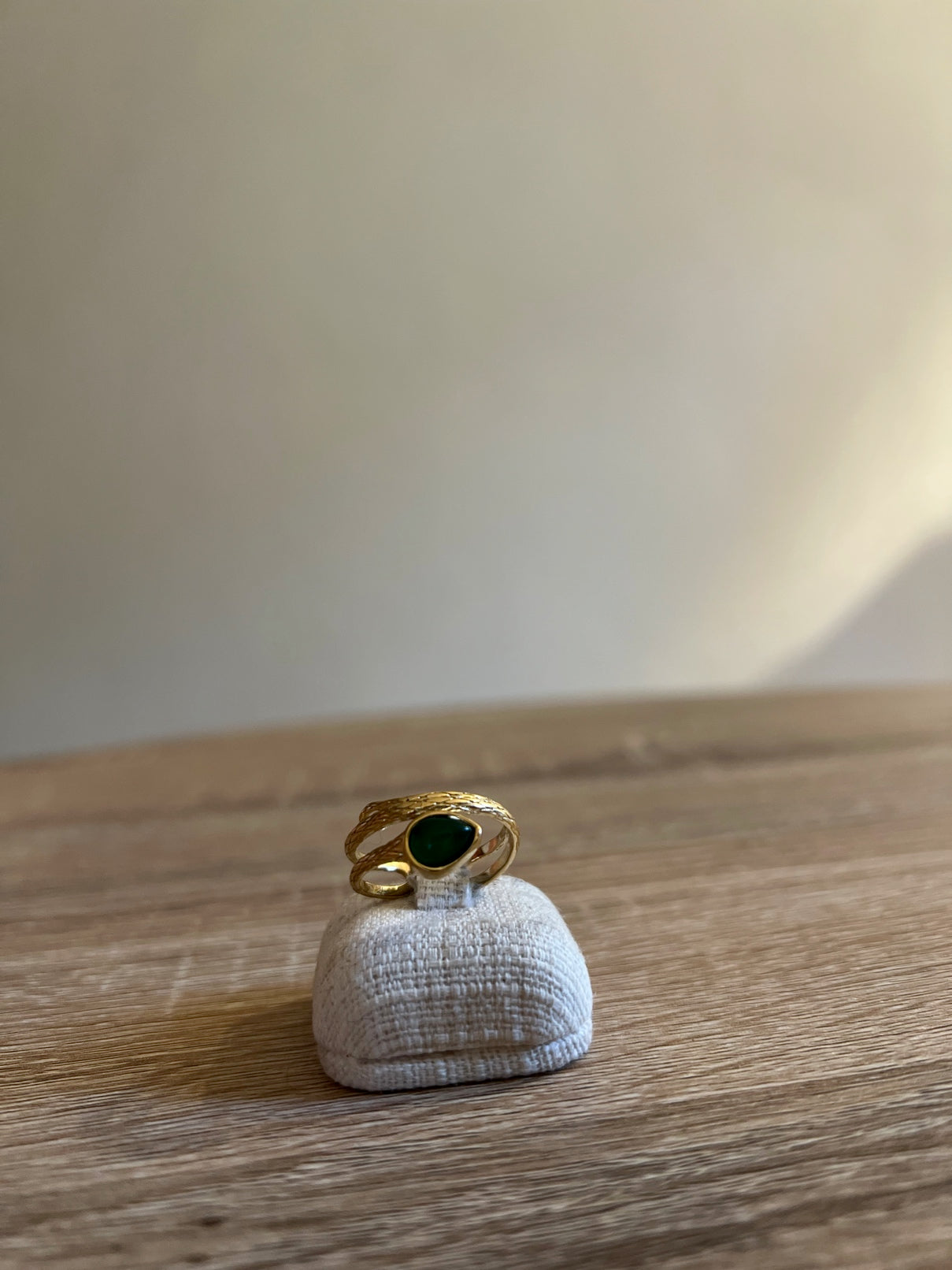 Anello Asimmetrico con Pietra Verde