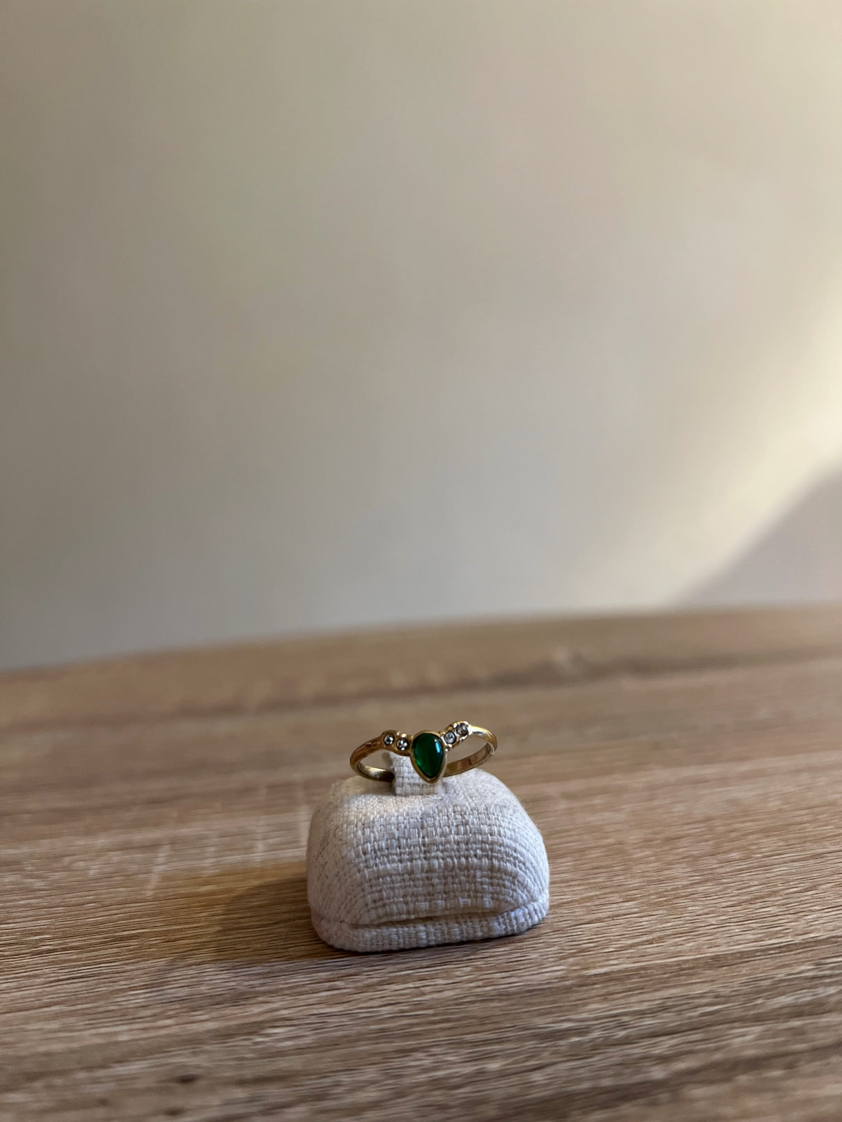 Anello Goccia Verde con Dettagli Dorati