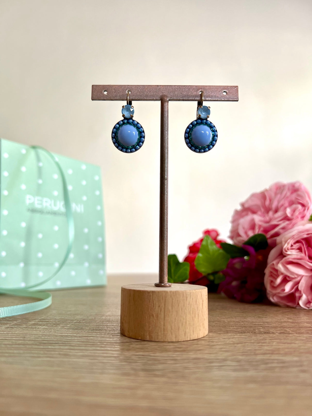 Orecchini con cabochon blu e cristalli smeraldo DIMITRIADIS