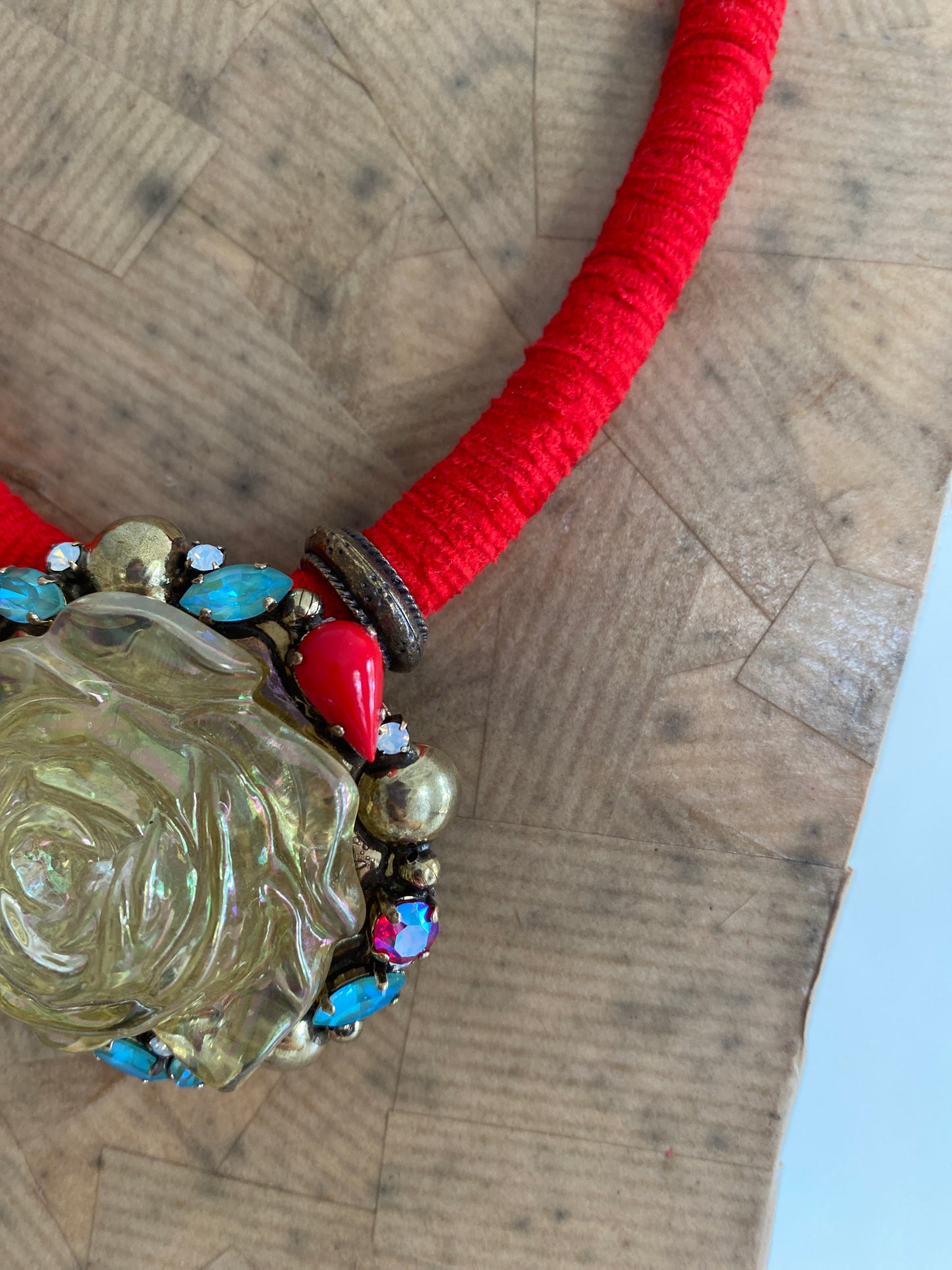 Collana rosa in resina DIMITRIADIS