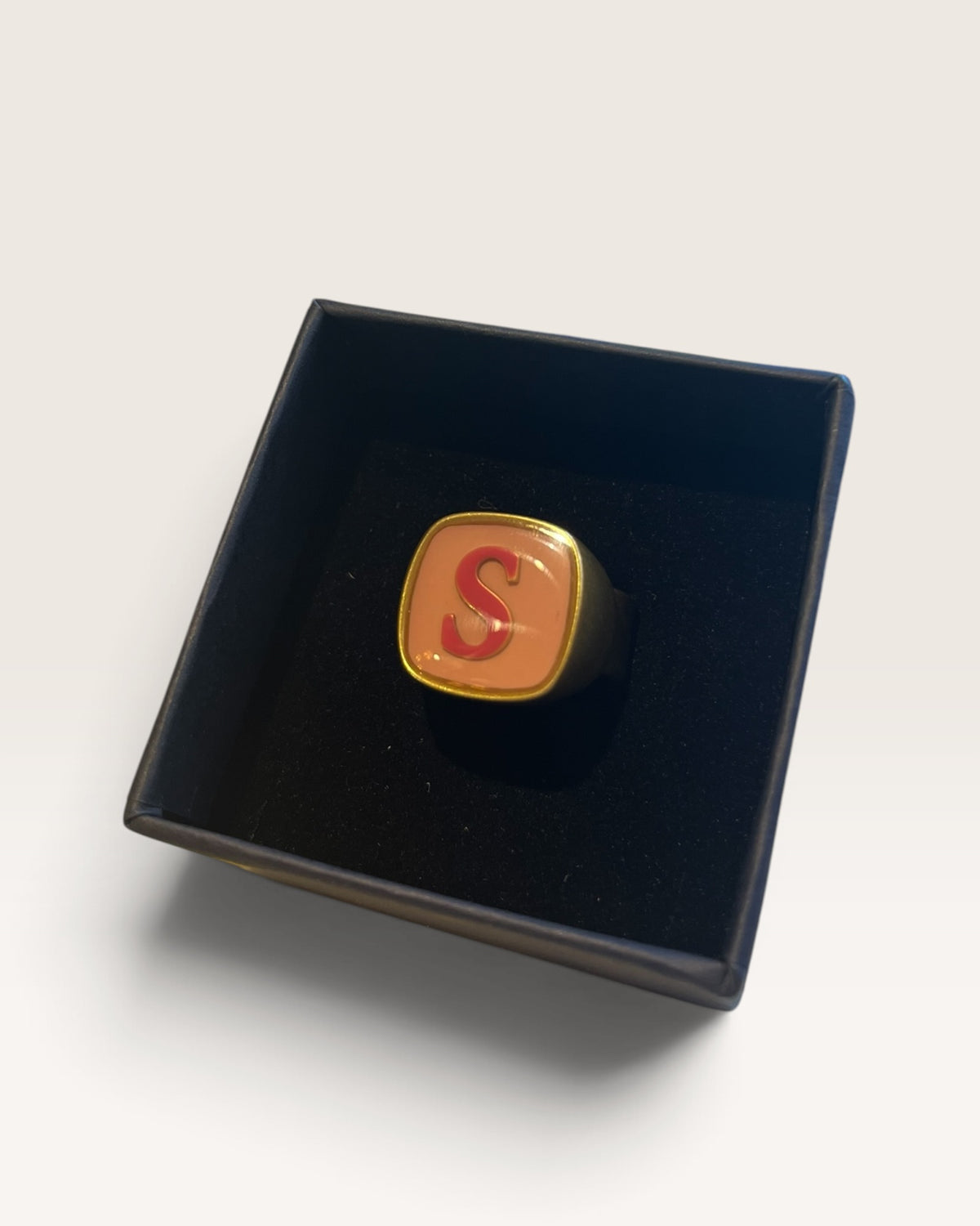 Anello con iniziale UNIQUE